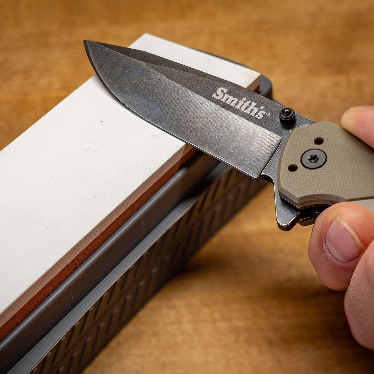 Syntetický brusný kámen Smith's 6“ Dual Grit Medium Syntetic Stone