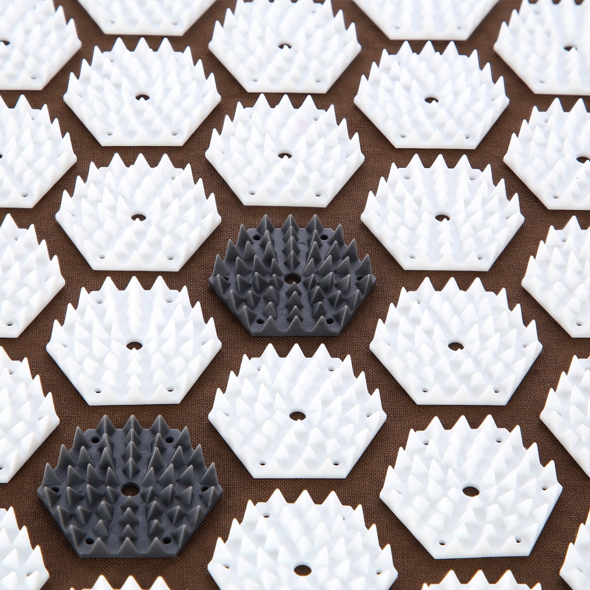 Akupresurní podložka HMS AKM09 – hnědá/bílá