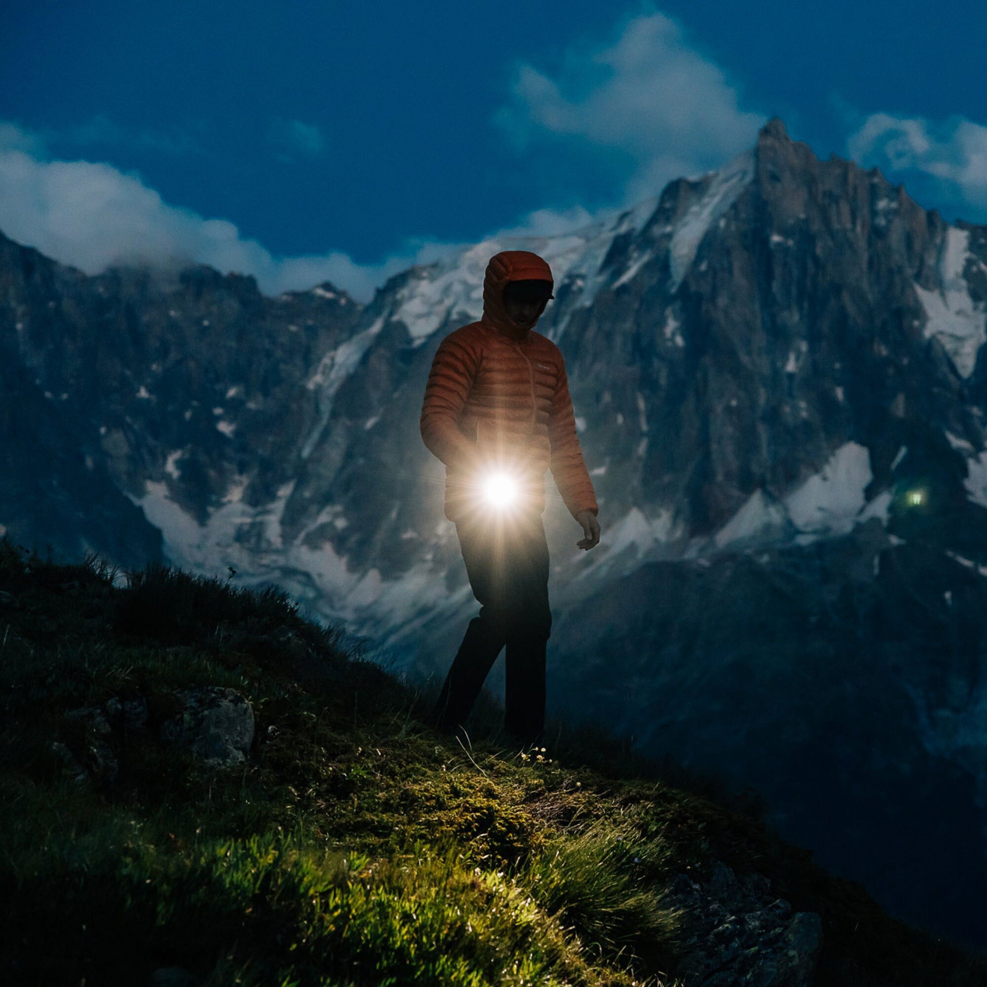 Taktická a pátrací svítilna Olight Seeker 4 Pro Cool White Midnight Blue - 4600 lumenů