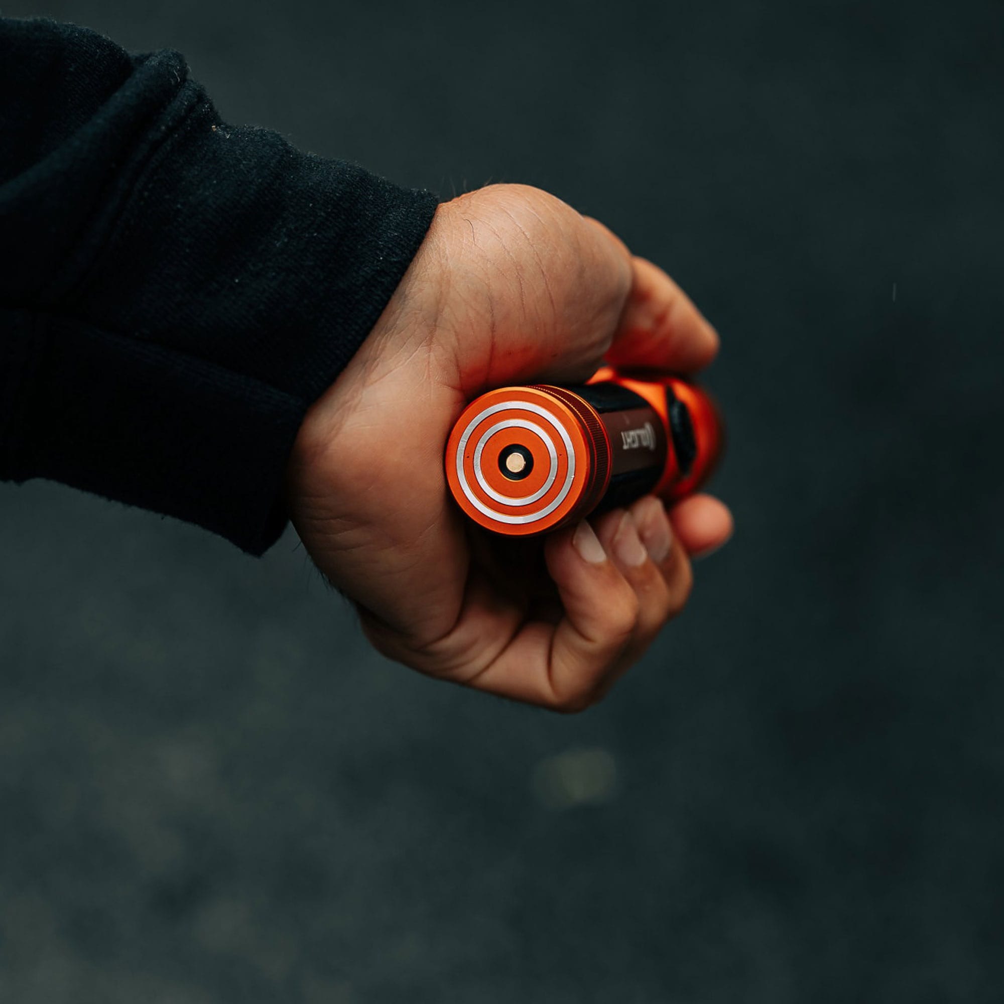 Taktická a pátrací svítilna Olight Seeker 4 Pro Cool White Orange - 4600 lumenů