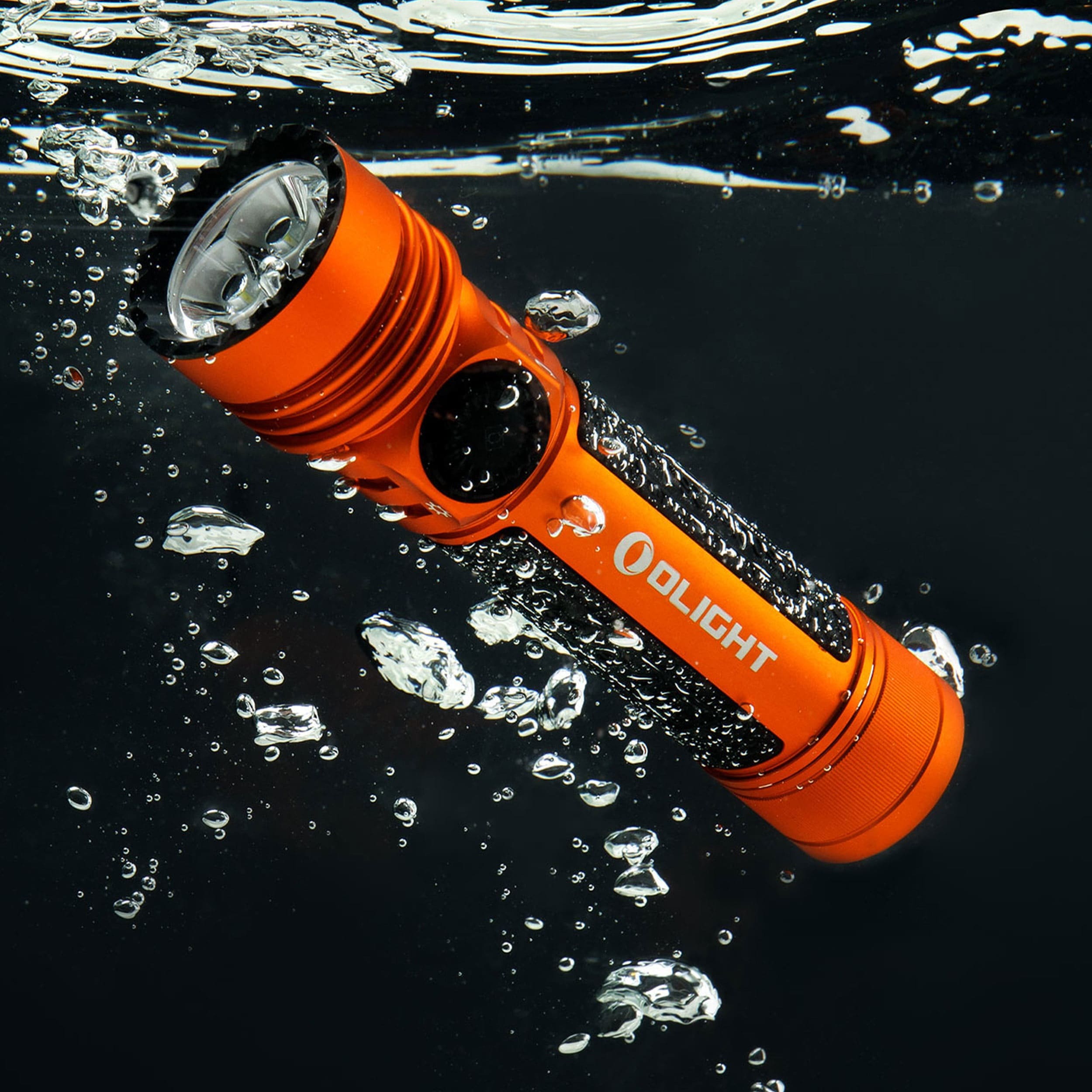 Taktická a pátrací svítilna Olight Seeker 4 Pro Cool White Orange - 4600 lumenů