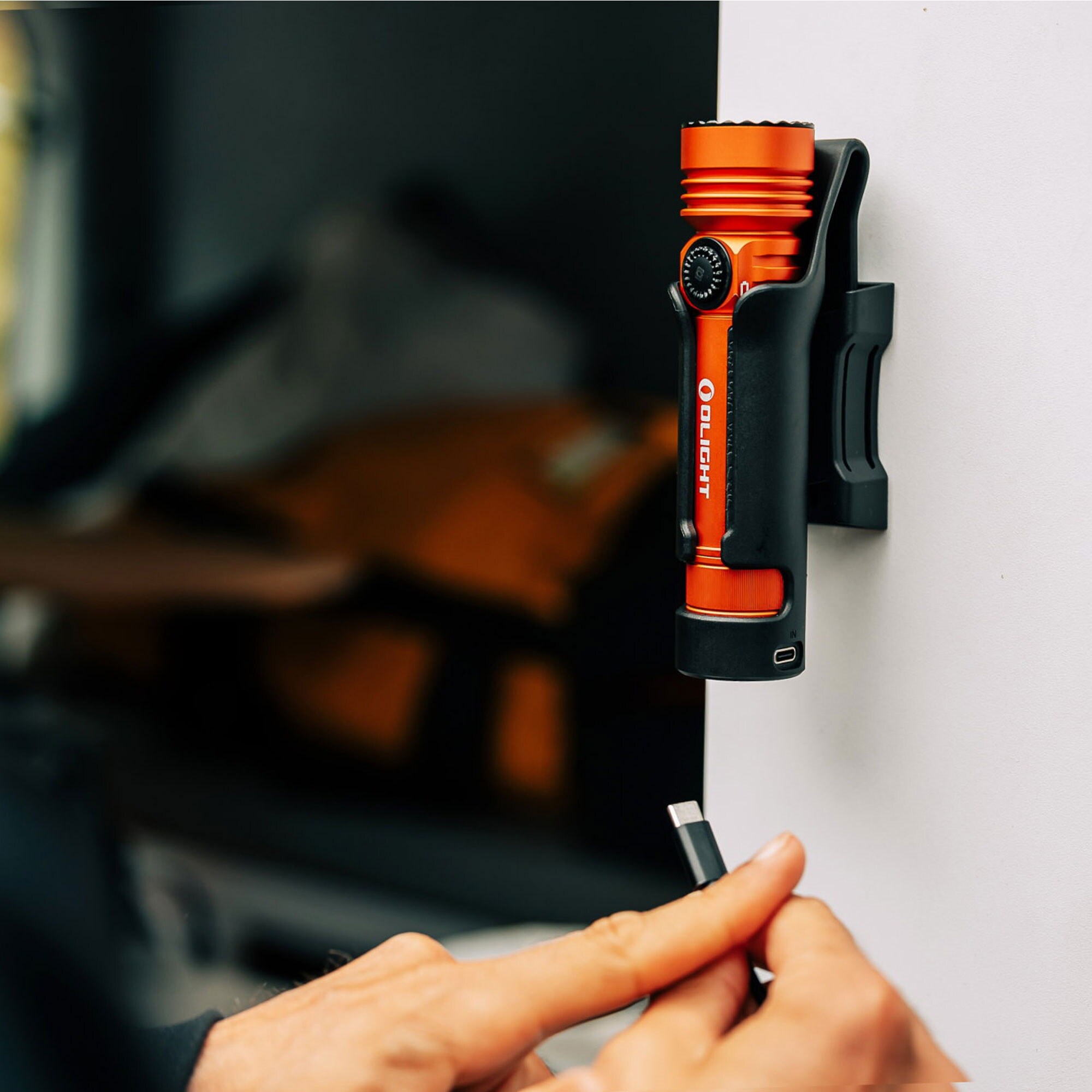 Taktická a pátrací svítilna Olight Seeker 4 Pro Cool White Orange - 4600 lumenů