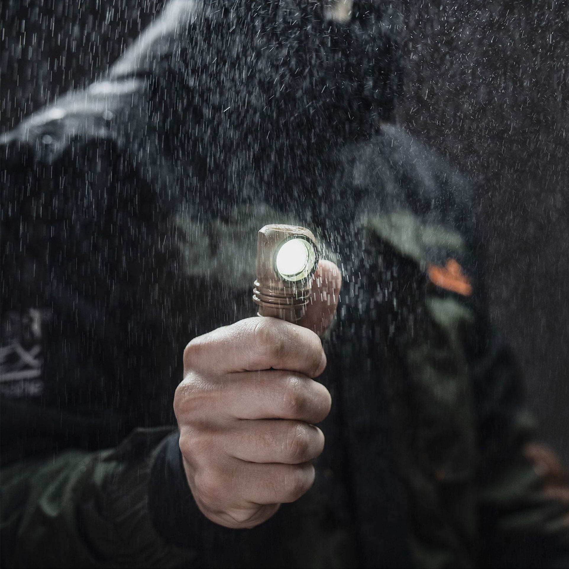 Svítilna čelová a úhlová Armytek Wizard C2 PRO Magnet USB White Sand - 2500 lumenů