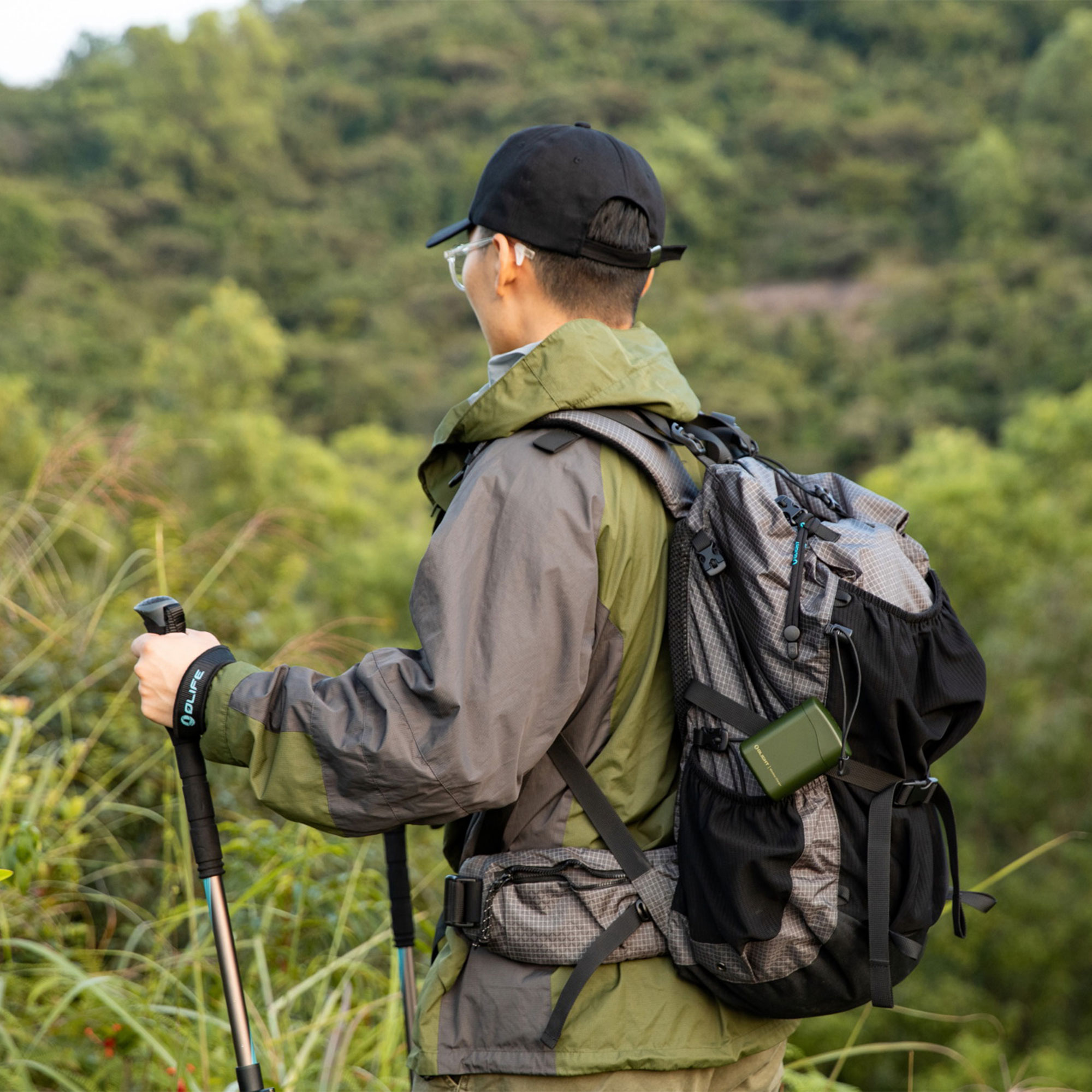 Svítilna Olight Baton 4 Premium Edition OD Green s bezdrátovým nabíjecím pouzdrem - 1300 lumenů