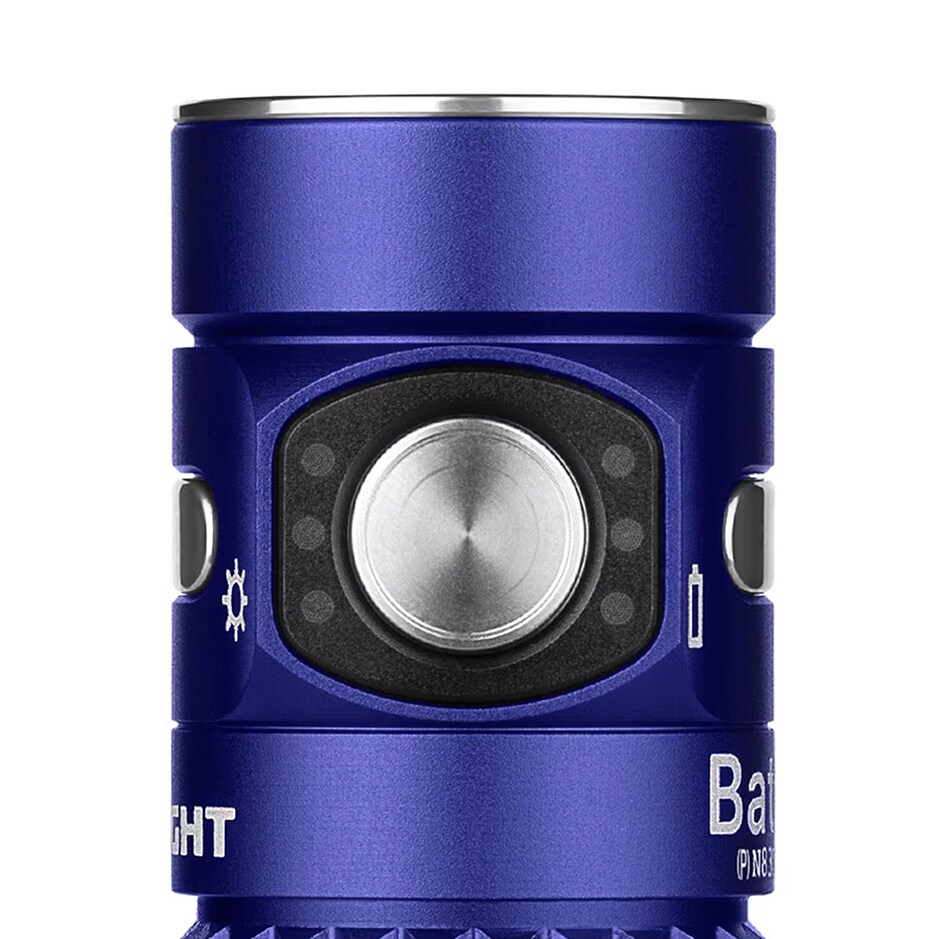 Svítilna Olight Baton 4 Premium Edition Regal Blue s bezdrátovým nabíjecím pouzdrem - 1300 lumenů