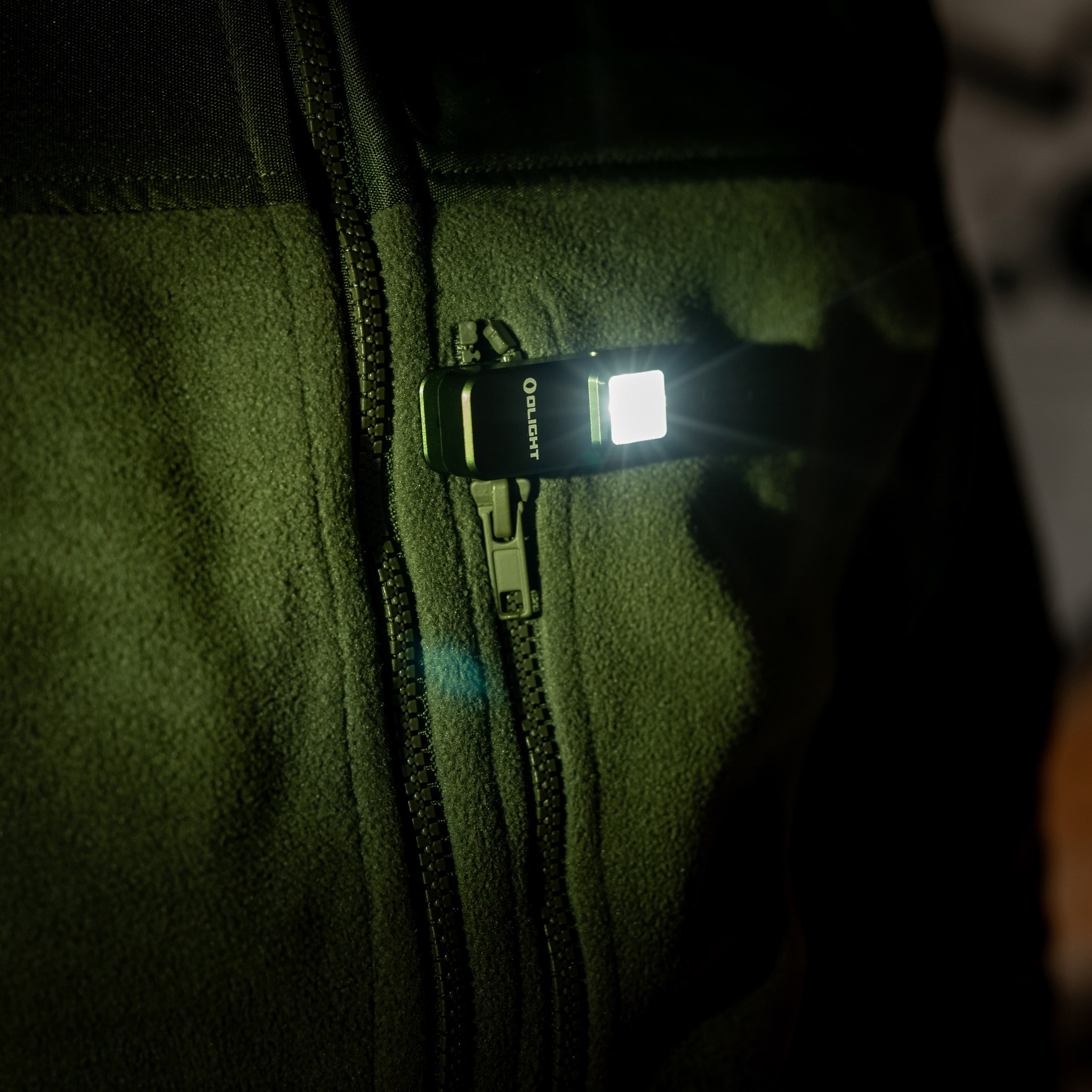 Akumulátorová svítilna Olight Oclip OD Green - 300 lumenů