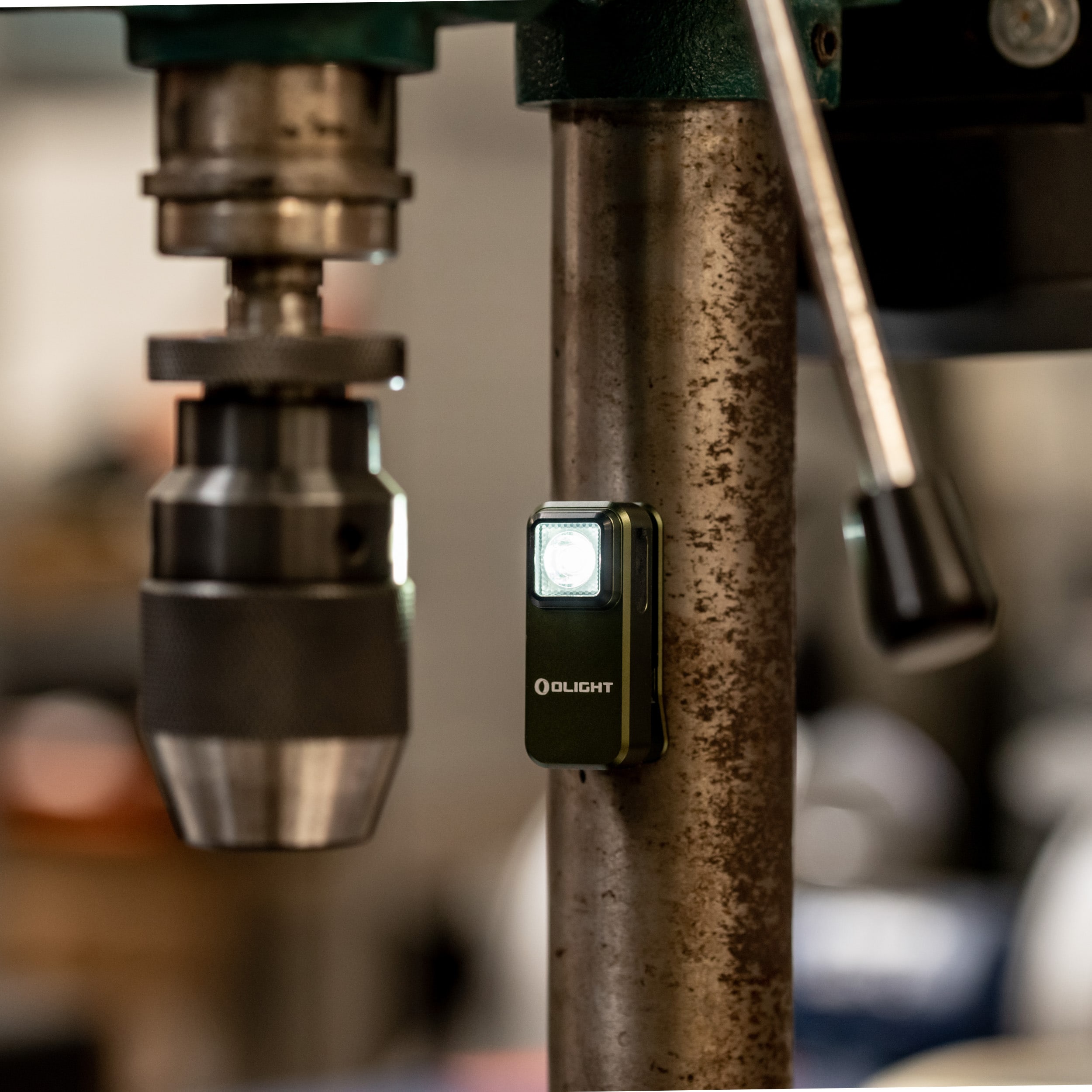 Akumulátorová svítilna Olight Oclip OD Green - 300 lumenů