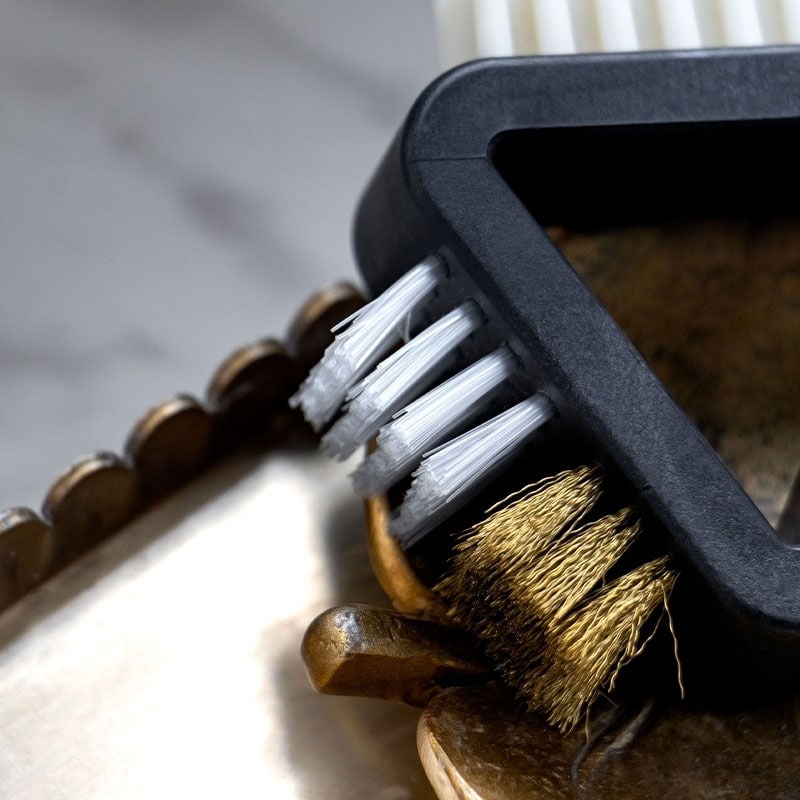 Trojúhelníkový kartáč Coccine na čištění semiše a nubuku