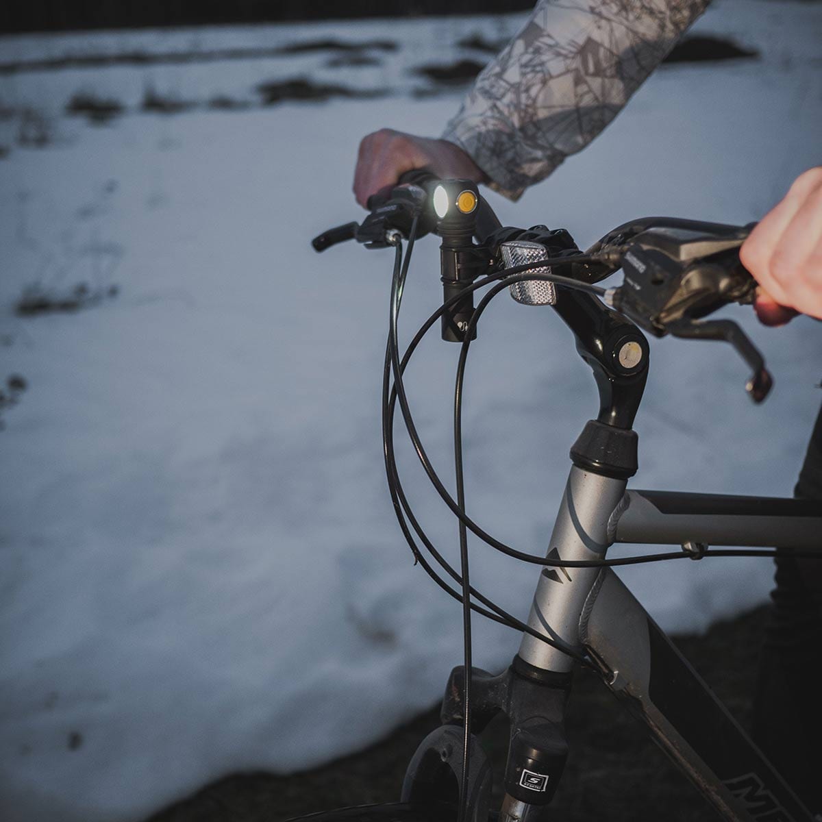 Svítilna čelová a úhlová Armytek Wizard C2 Magnet USB White - 1200 lumenů