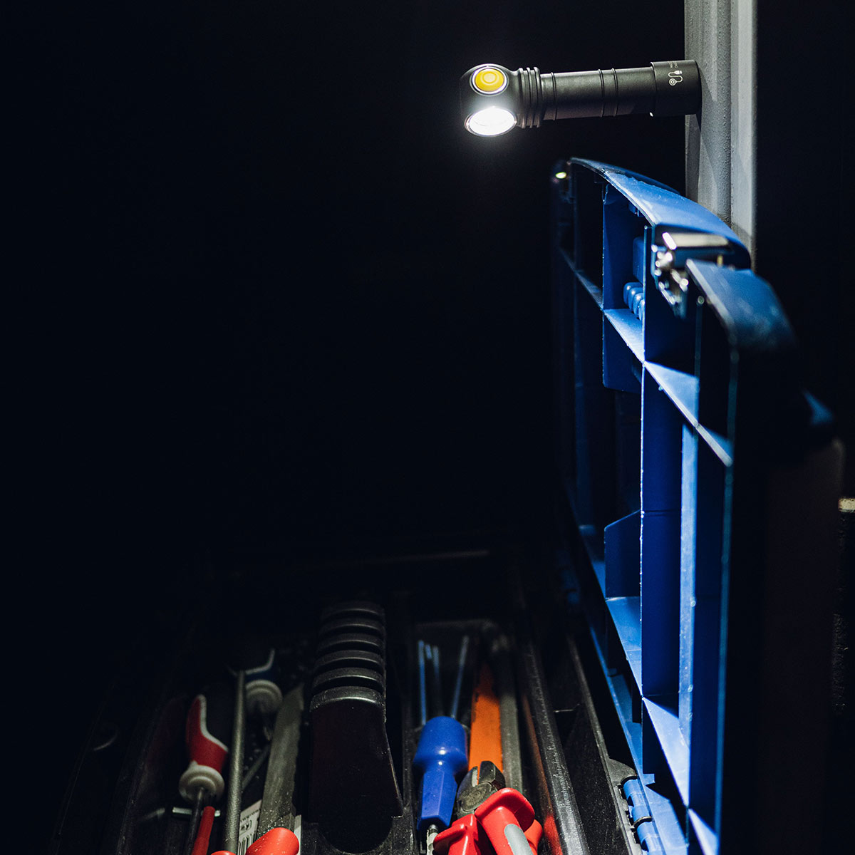 Svítilna čelová a úhlová Armytek Wizard C2 Magnet USB White - 1200 lumenů