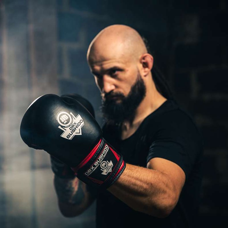 Boxerské rukavice DBX Bushido ARB-407 - černé/červené