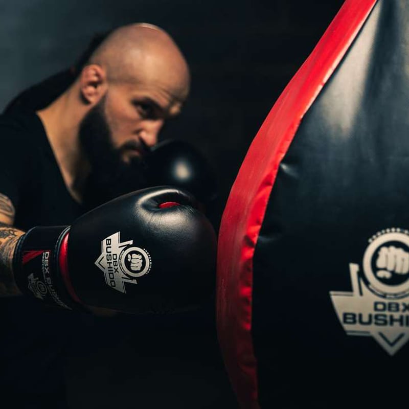 Boxerské rukavice DBX Bushido ARB-407 - černé/červené