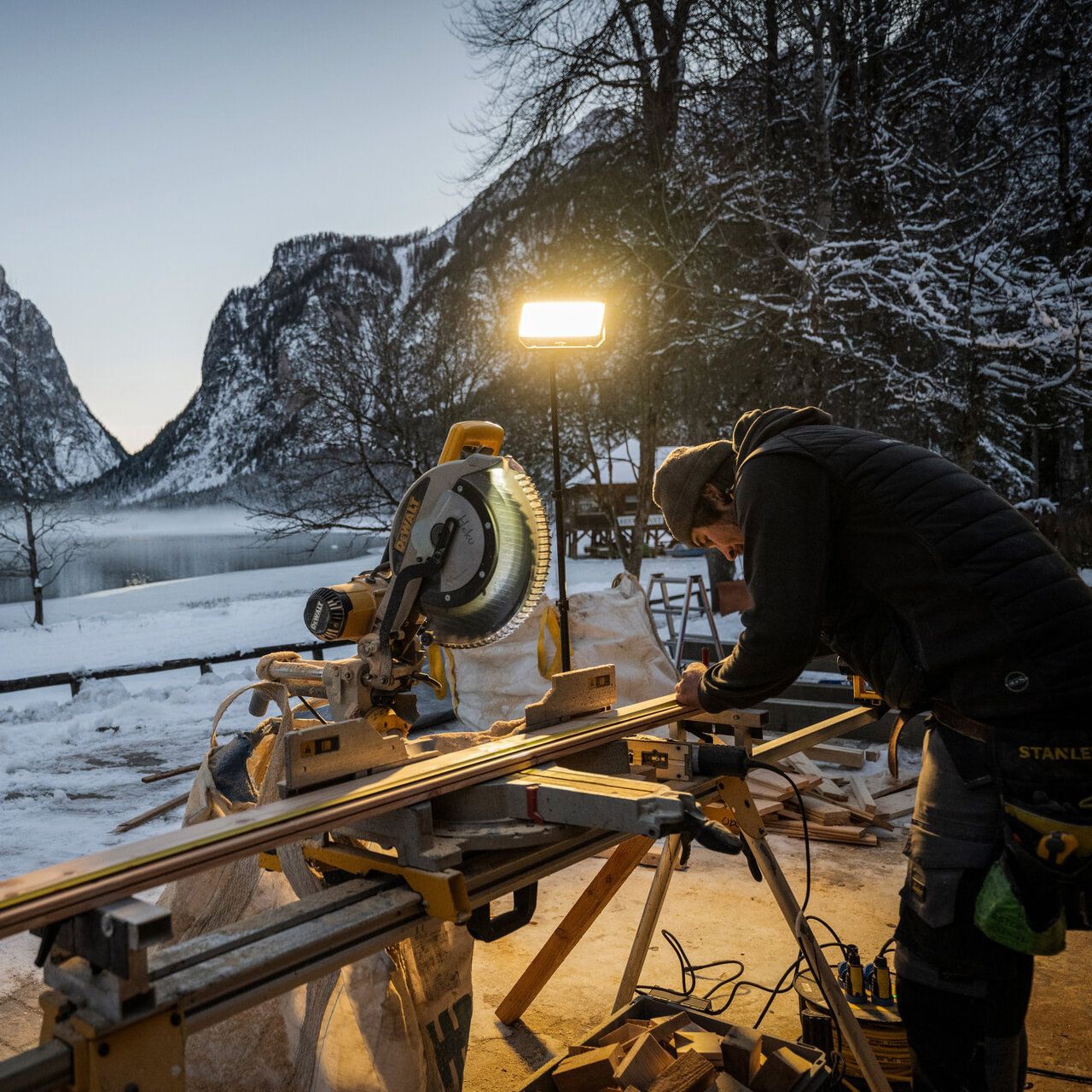 Dílenská lampa Ledlenser AF12R Work – 8000 lumenů