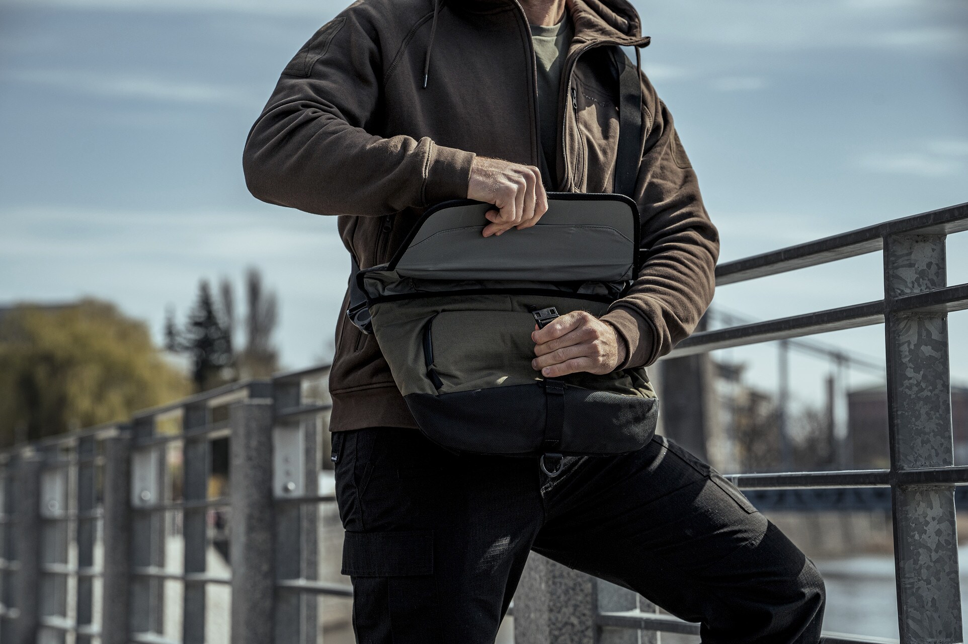 Taška přes rameno Pentagon Consul Side Messenger Bag 13,4 l - RAL7013