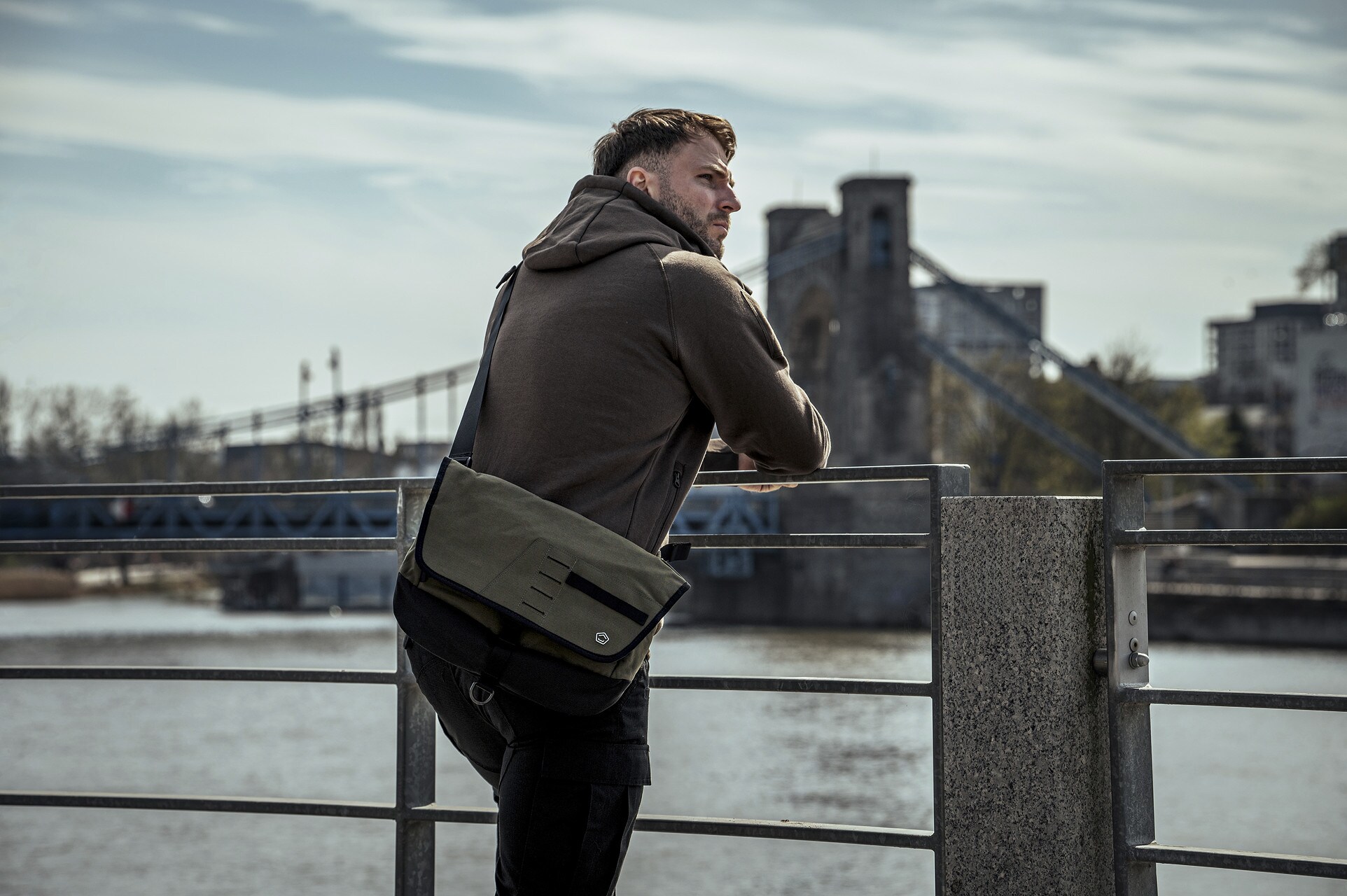 Taška přes rameno Pentagon Consul Side Messenger Bag 13,4 l - RAL7013