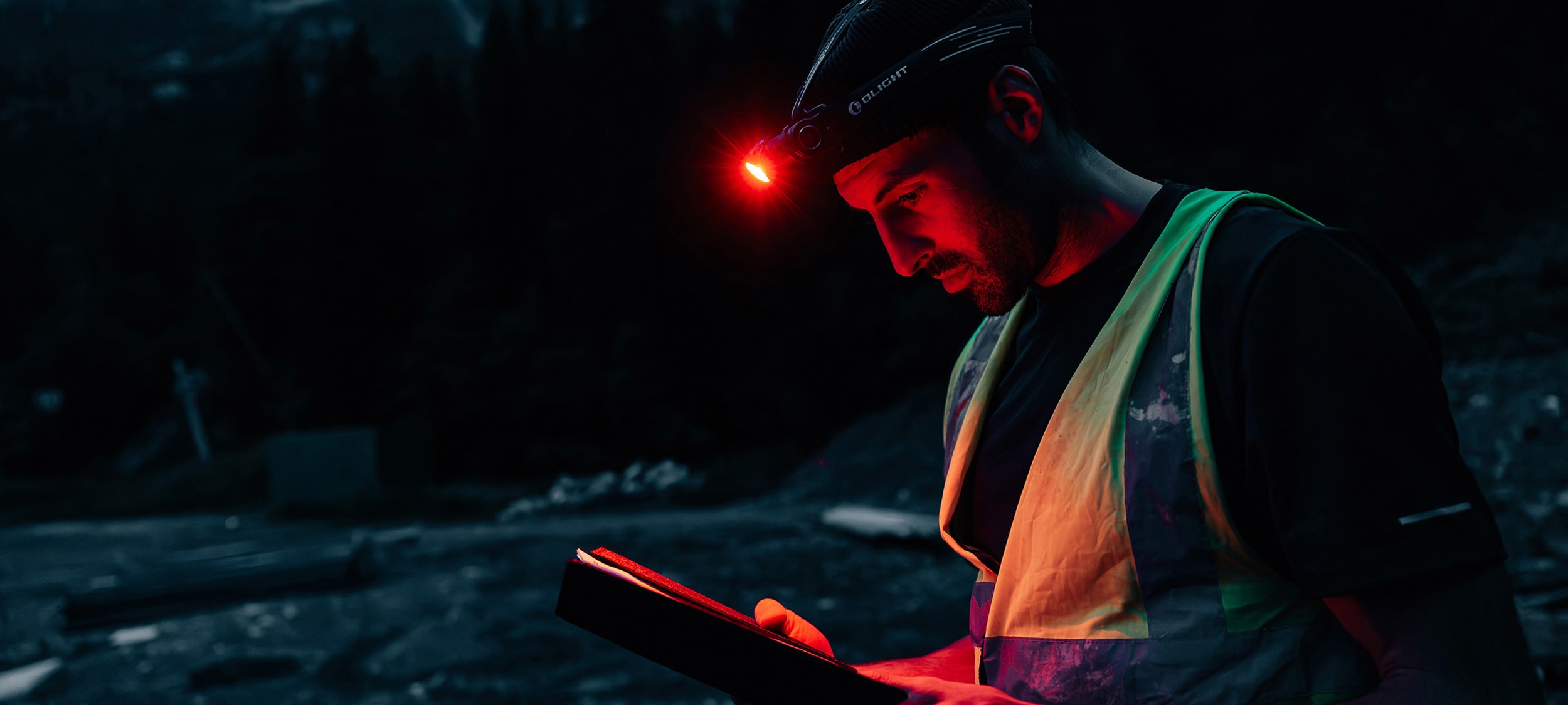 Svítilna čelová a úhlová Olight Perun 3 Black s páskem - 3000 lumenů