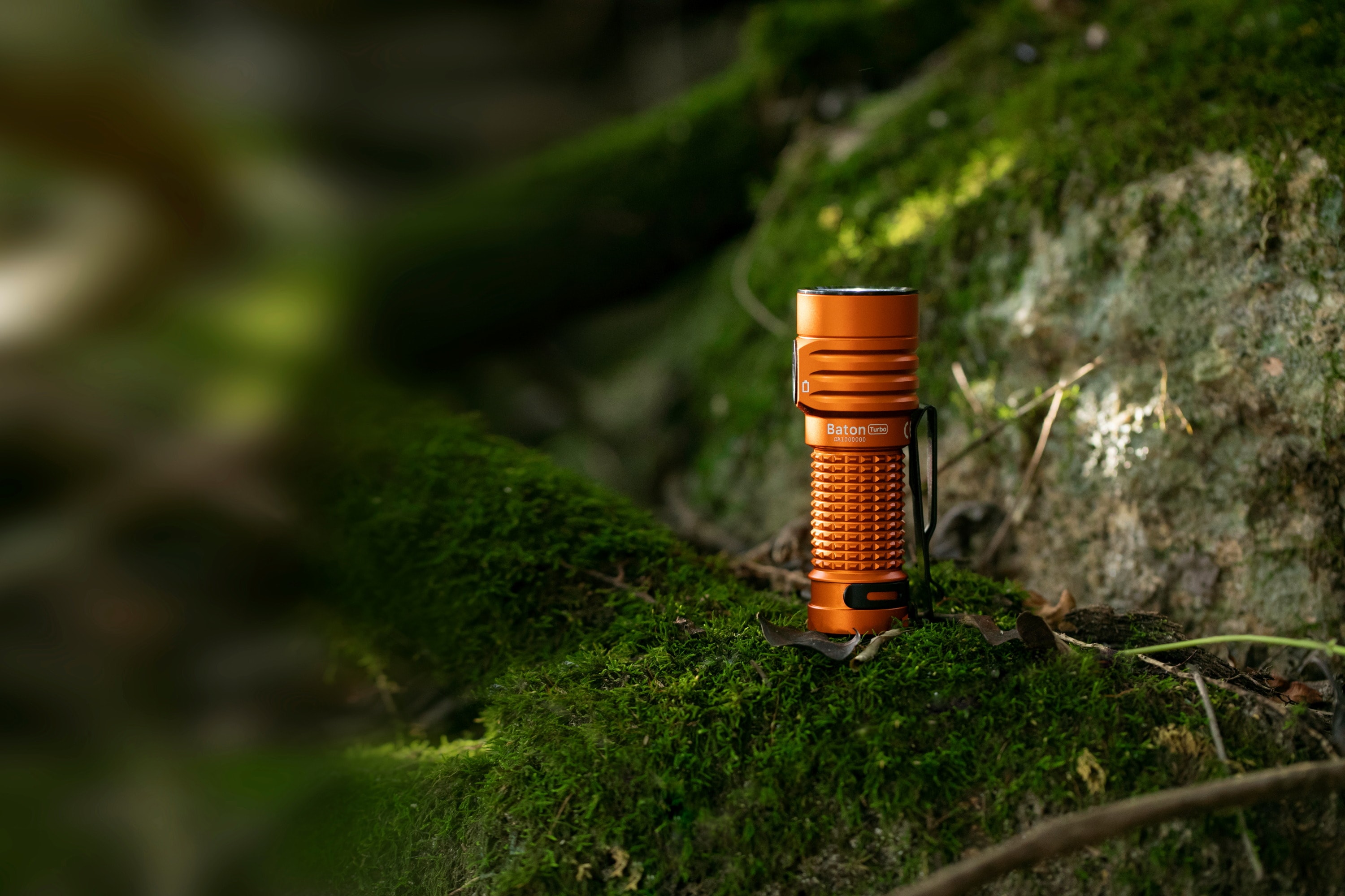 Akumulátorová svítilna Olight Baton Turbo Orange - 1000 lumenů