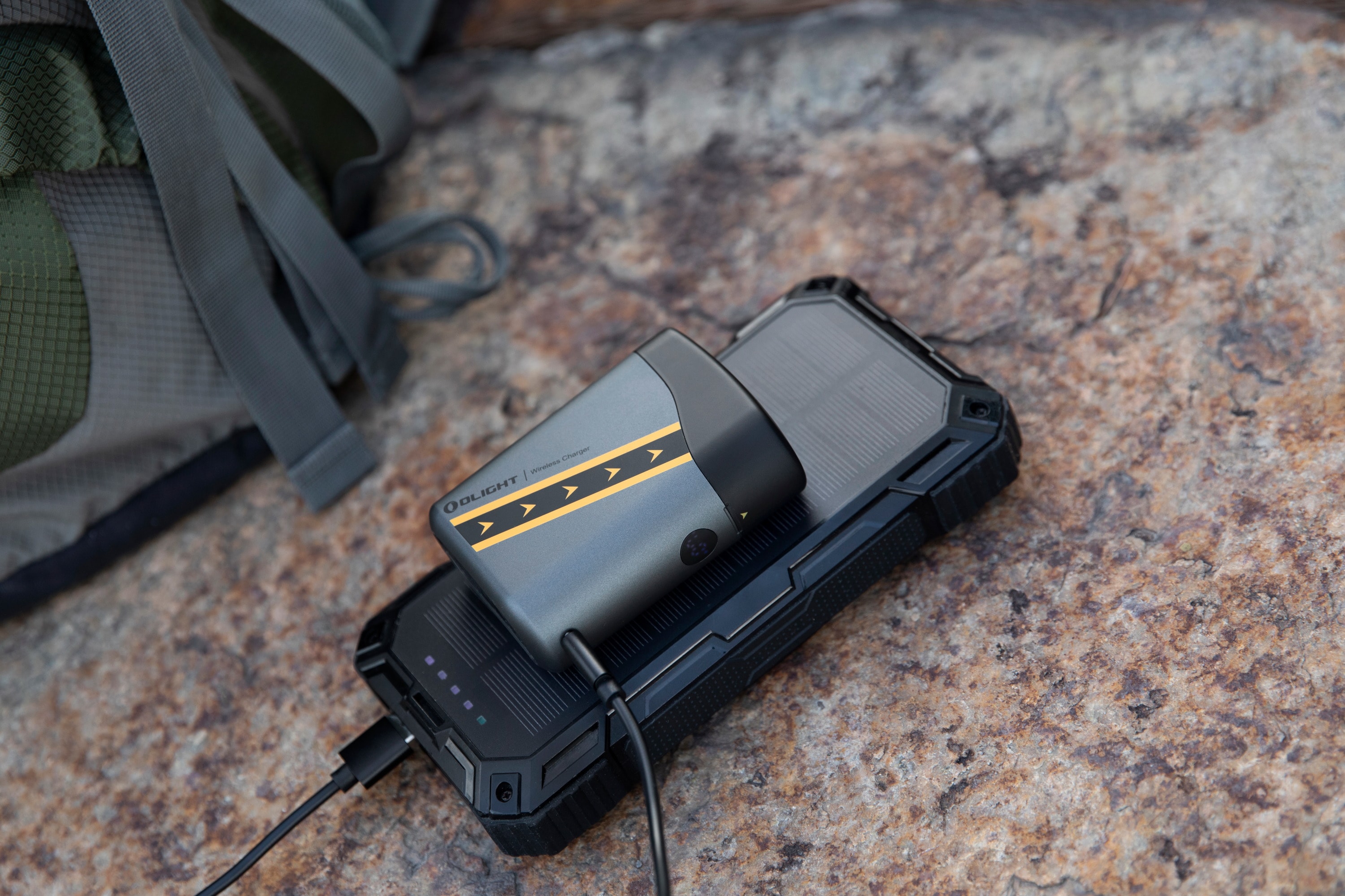 Svítilna Olight Baton 4 Premium Edition Fighter Pilot s bezdrátovým nabíjecím pouzdrem - 1300 lumenů