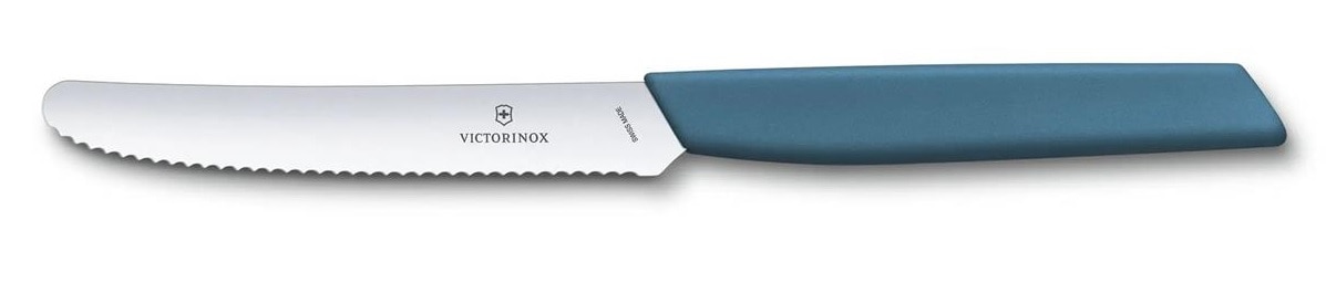 Kuchyňský nůž Victorinox Swiss Modern Cornflower Blue 11 cm – zubatá čepel se zaoblenou špičkou