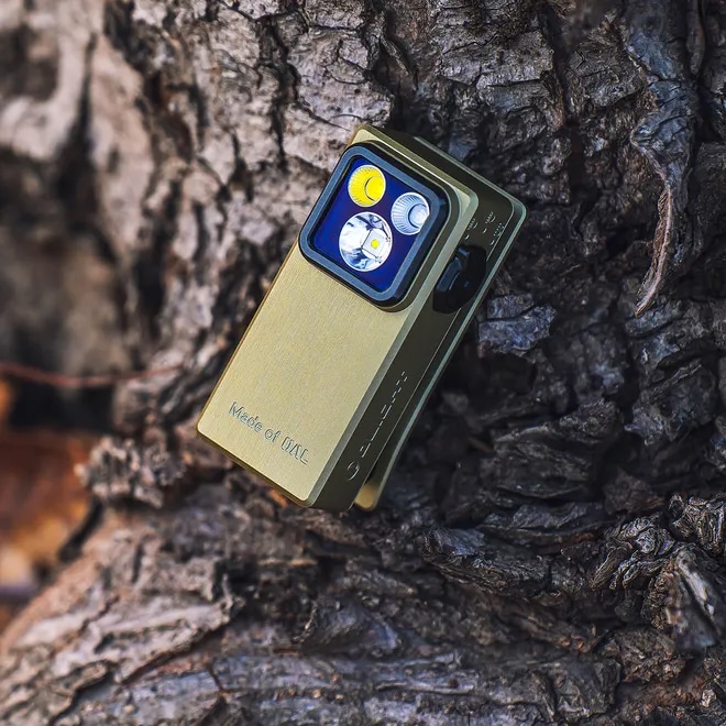 Akumulátorová svítilna Olight Oclip Ultra Olive Green - 530 lumenů