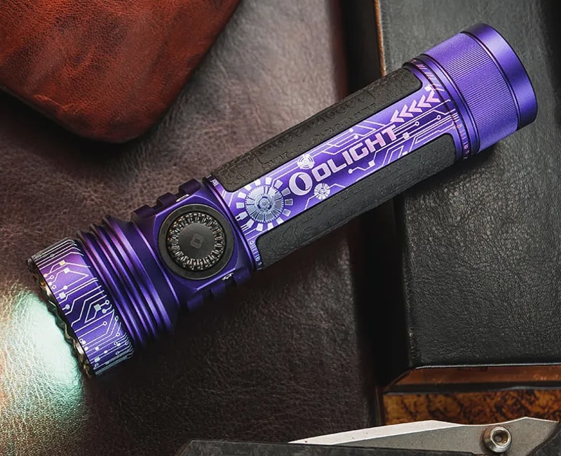 Taktická a pátrací svítilna Olight Seeker 4 Pro Cool White Cyber Violet - 4600 lumenů