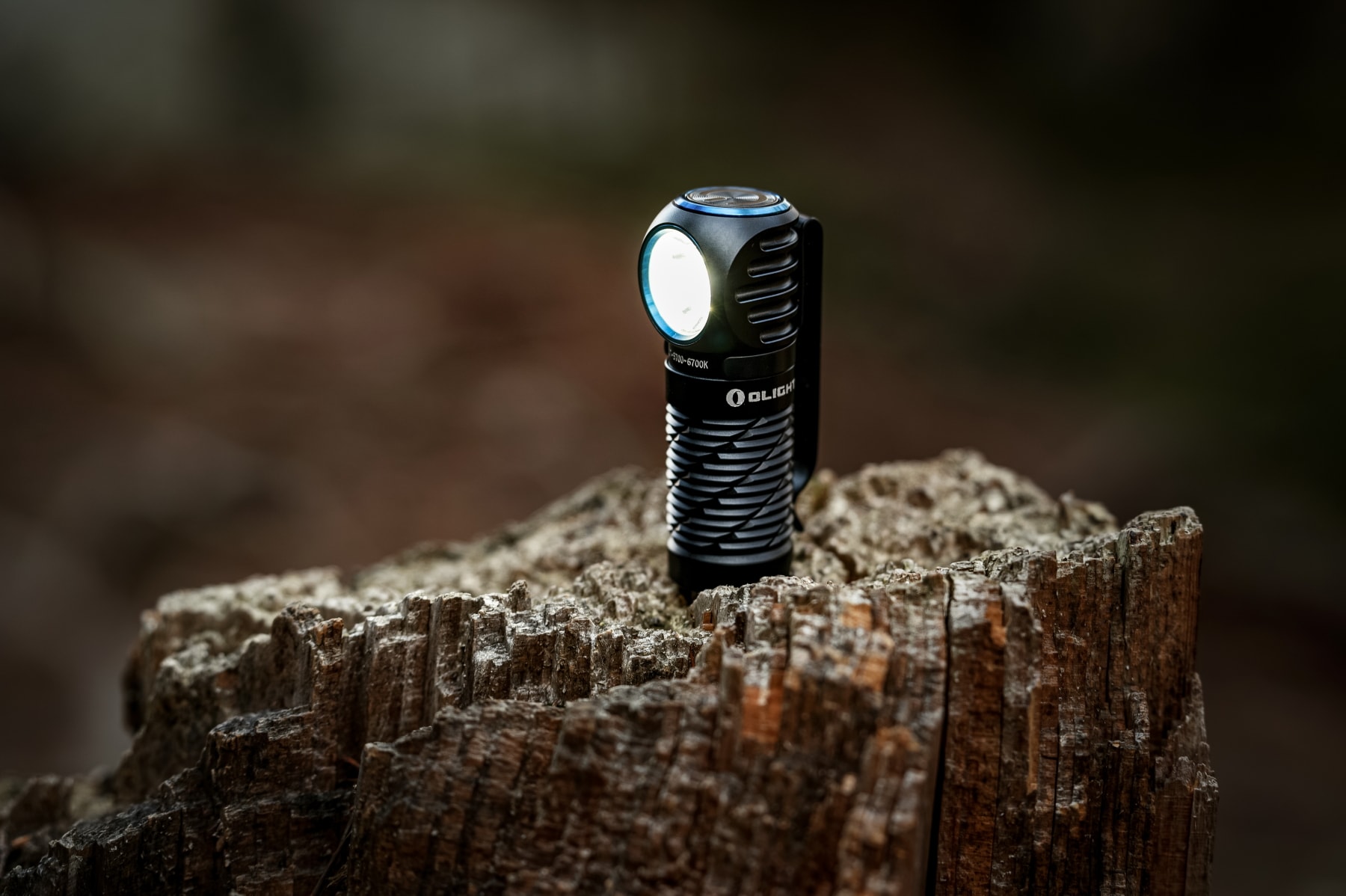 Svítilna čelová a úhlová Olight Perun 3 Mini Premium Cool White Black s páskem - 1250 lumenů