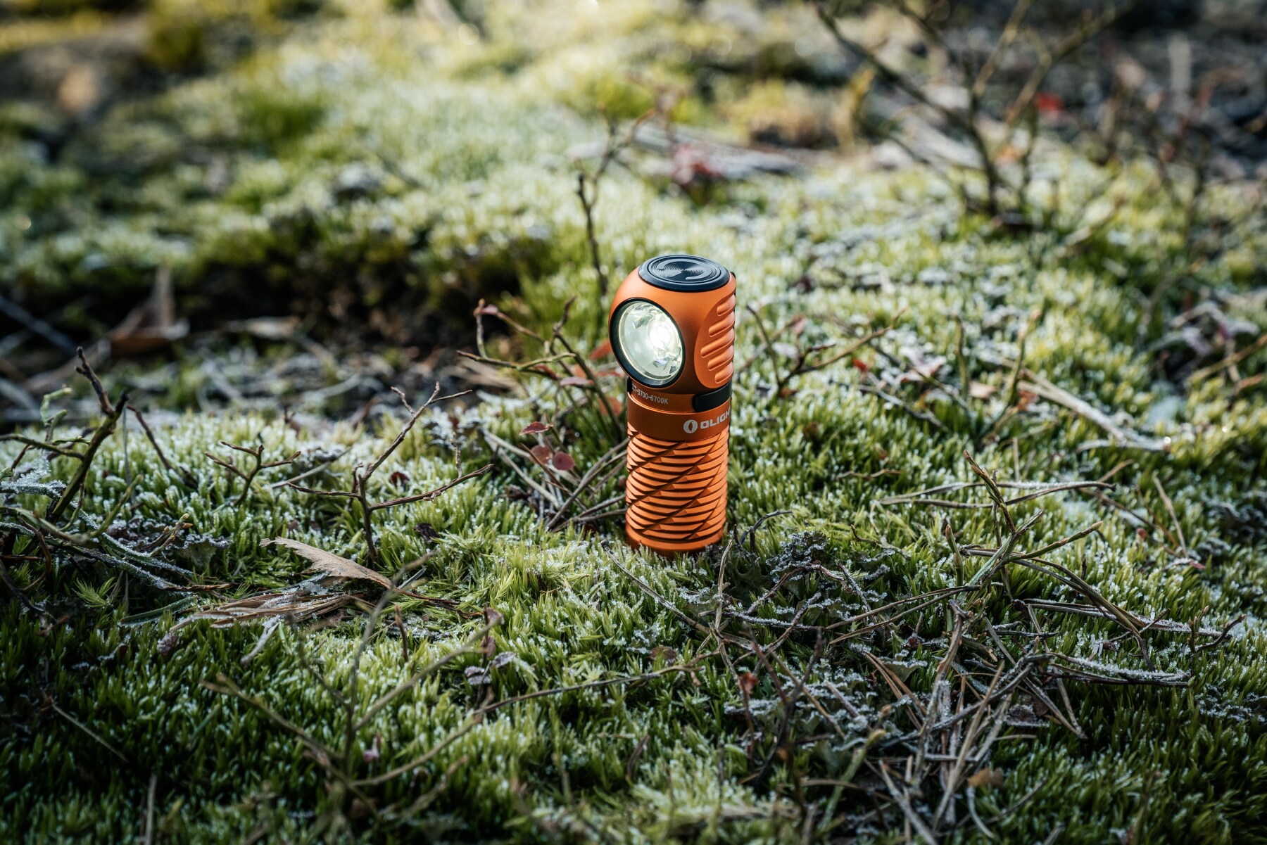 Svítilna čelová a úhlová Olight Perun 3 Mini Premium Cool White Orange s páskem - 1250 lumenů