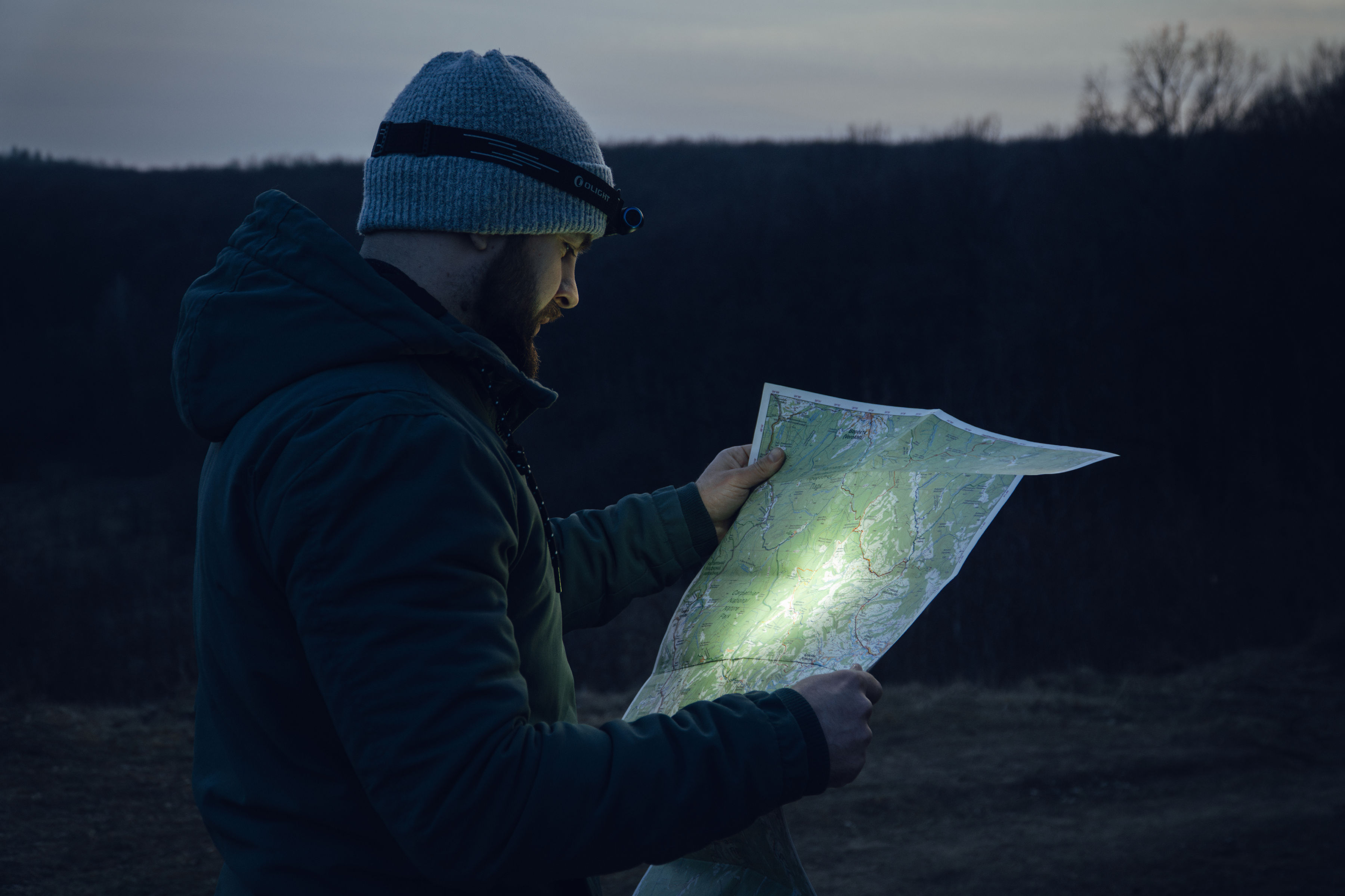 Svítilna čelová a úhlová Olight Perun 3 Mini HCRI Neutral White Black s páskem - 920 lumenů