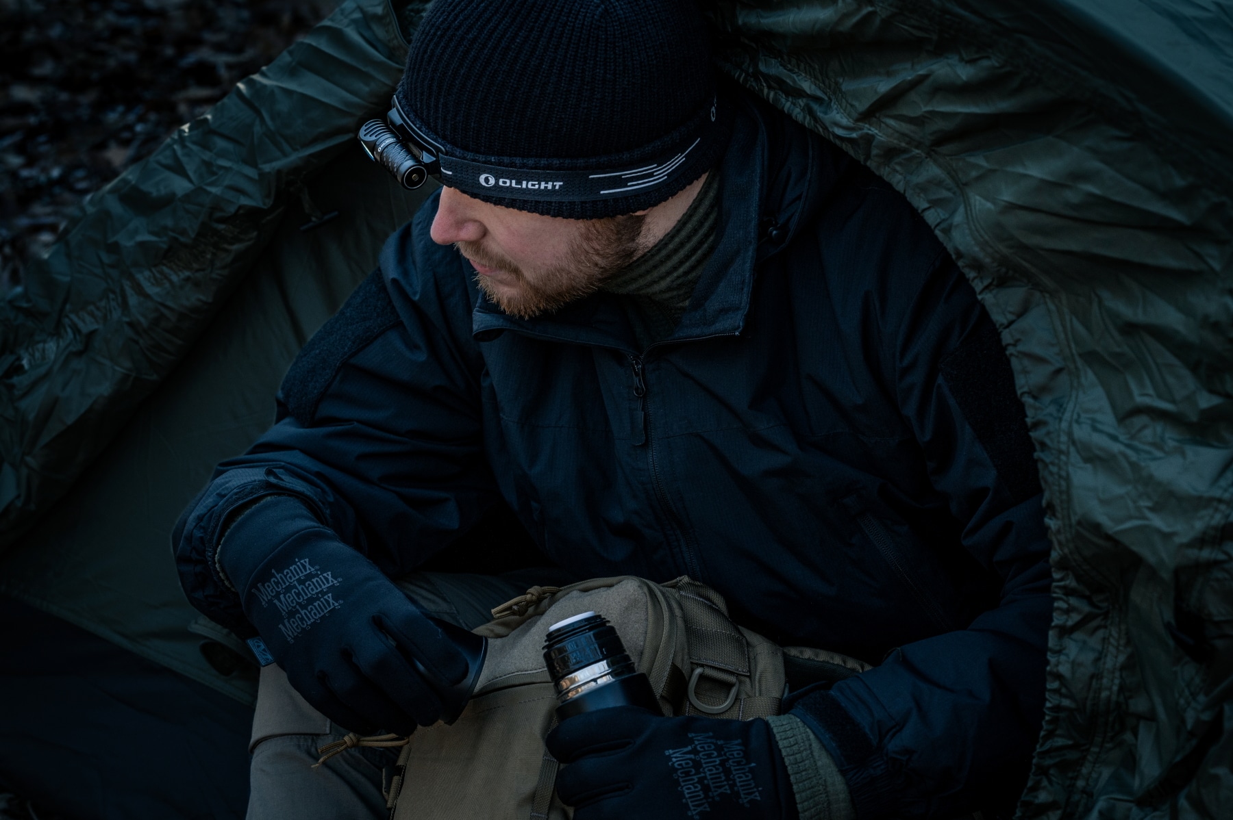 Svítilna čelová a úhlová Olight Perun 3 Mini HCRI Neutral White Black s páskem - 920 lumenů