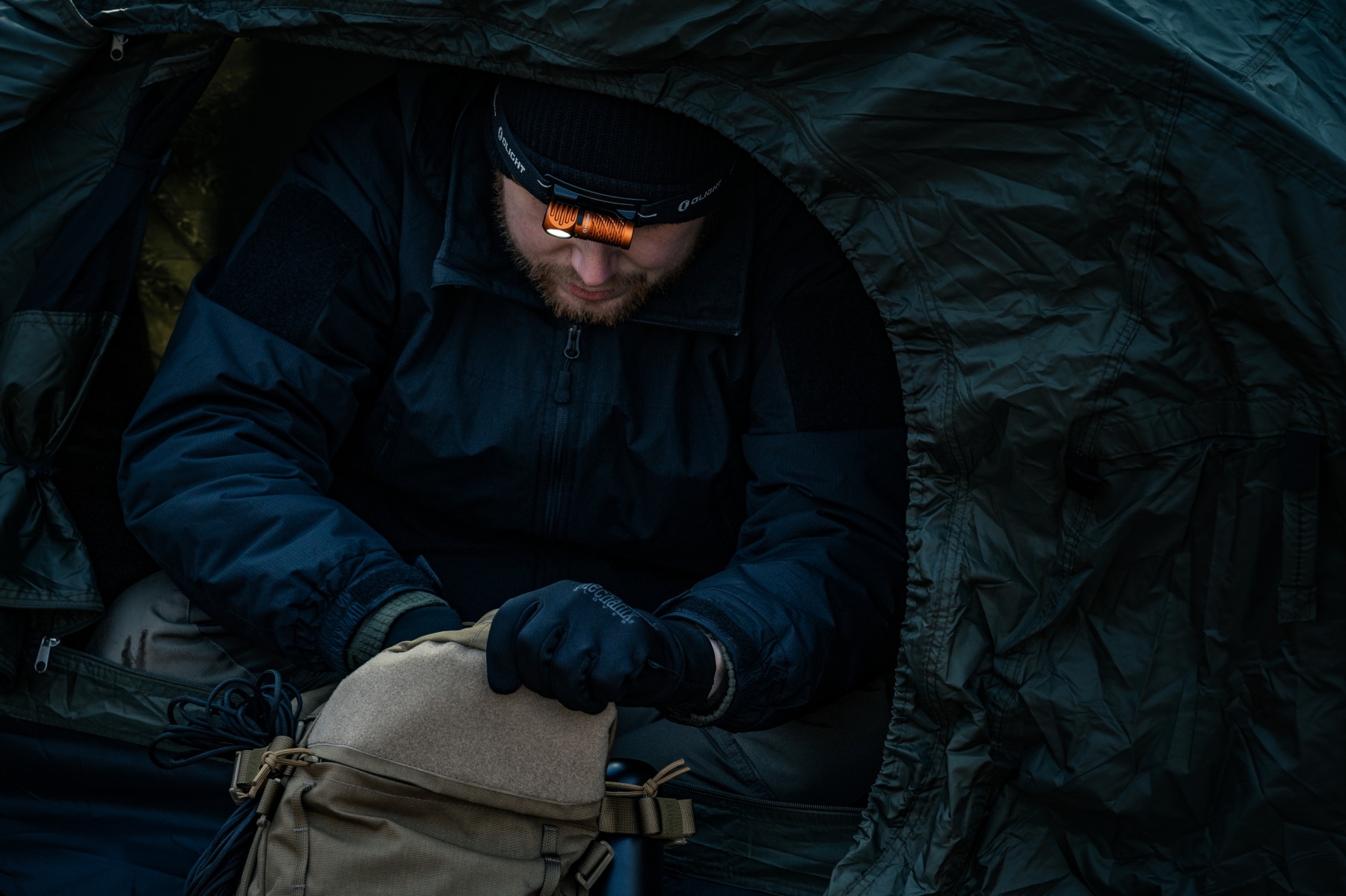 Svítilna čelová a úhlová Olight Perun 3 Mini Cool White Orange s páskem - 1250 lumenů