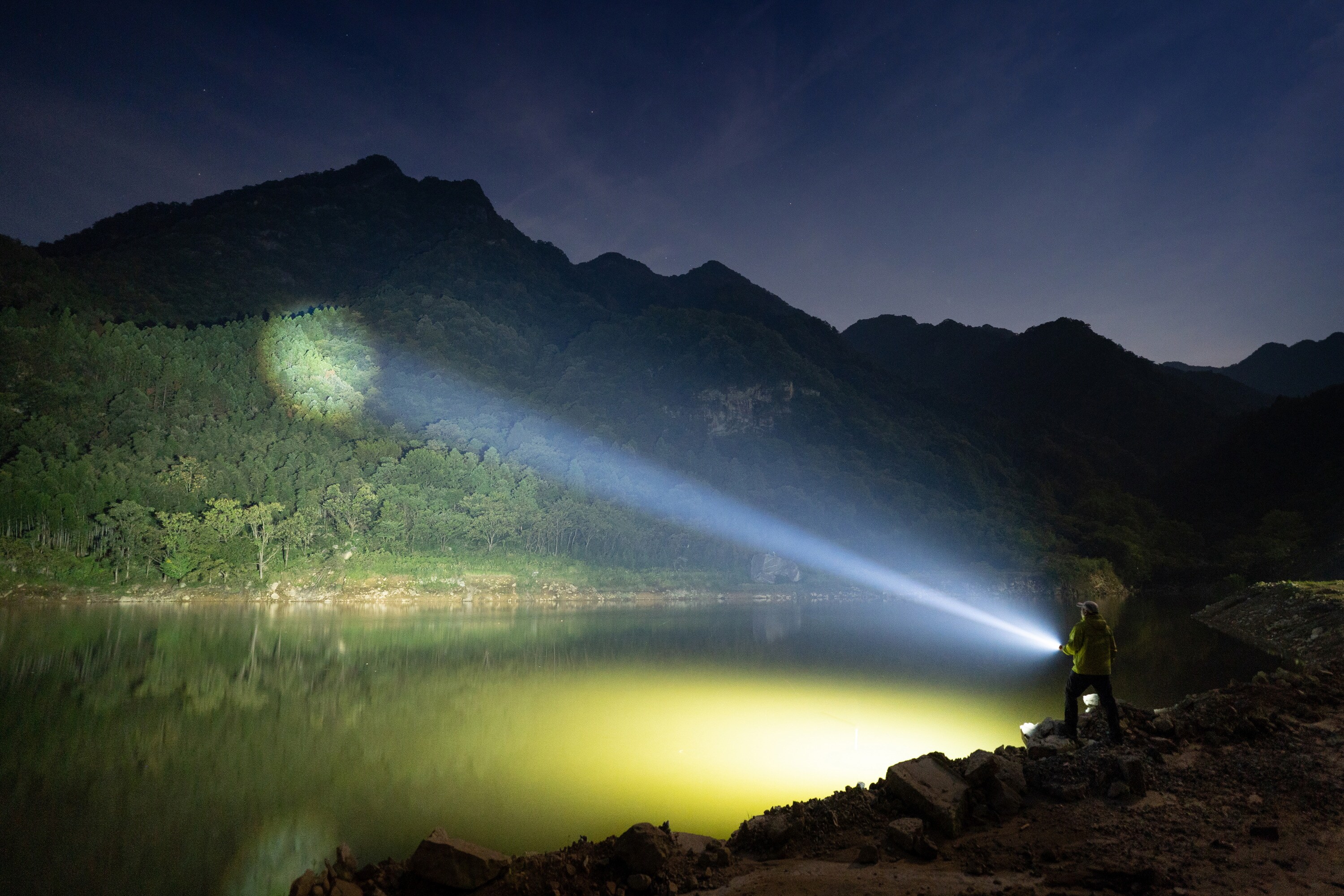 Akumulátorová svítilna Olight Marauder Mini 2 Orange - 10000 lumenů, dosah 750 m