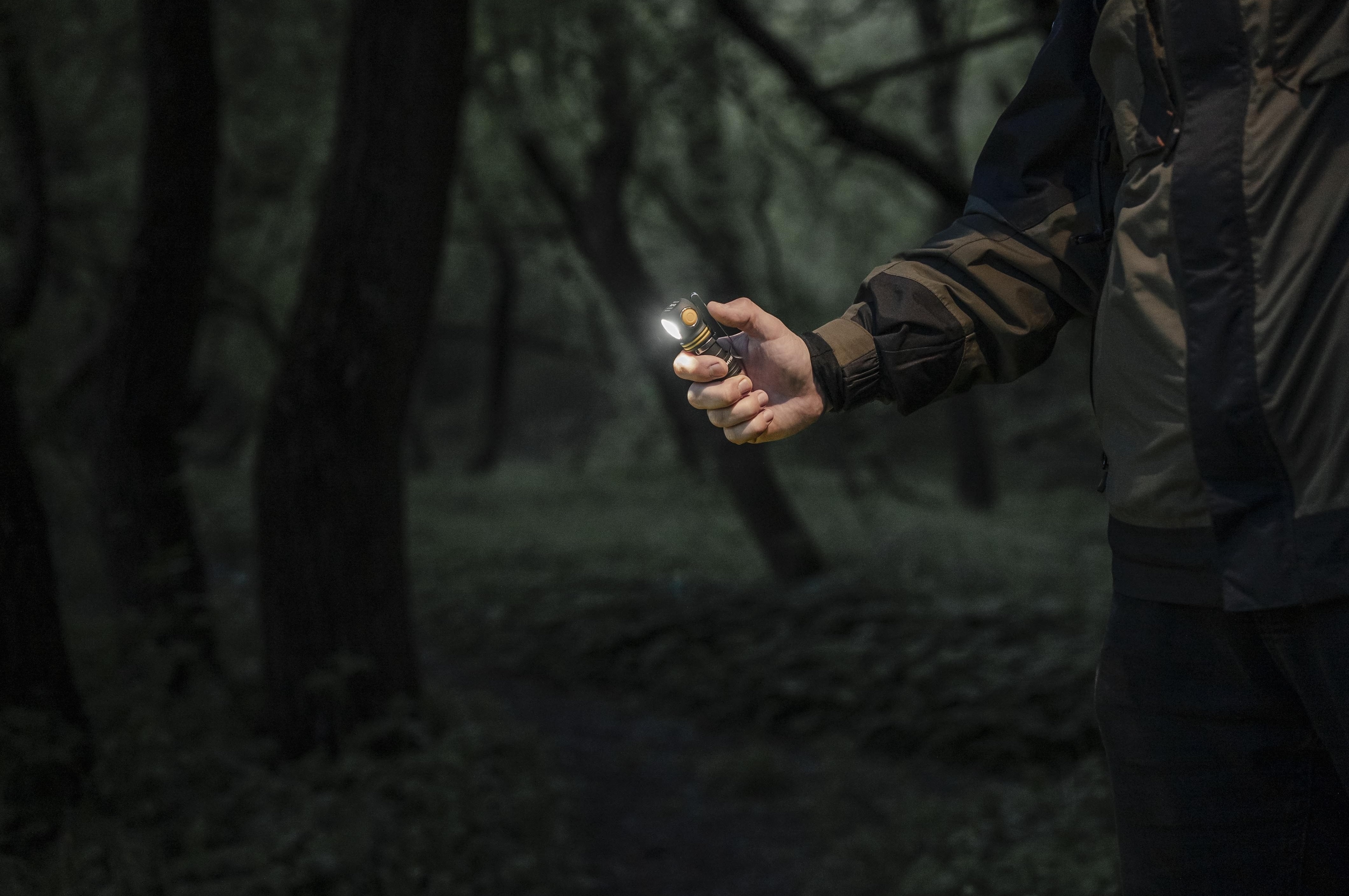 Úhlová a čelová svítilna Armytek Elf C1 USB-C White PCB - 1000 lumenů