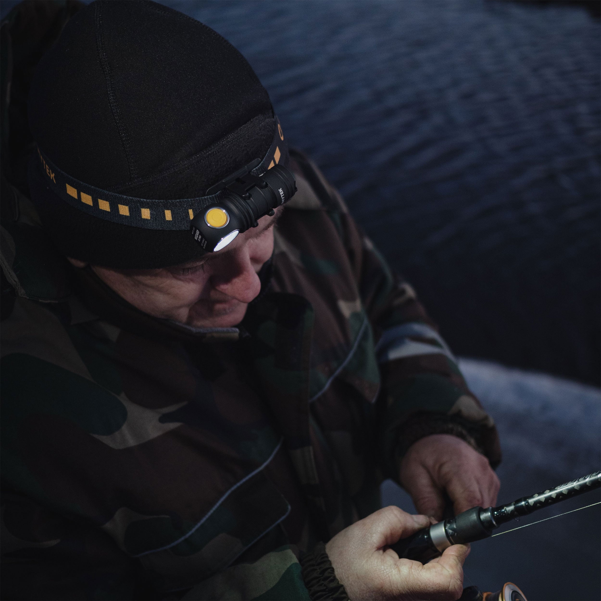 Čelová a úhlová svítilna Armytek Wizard C1 Pro Magnet USB Yellow PCB - 930 lumenů