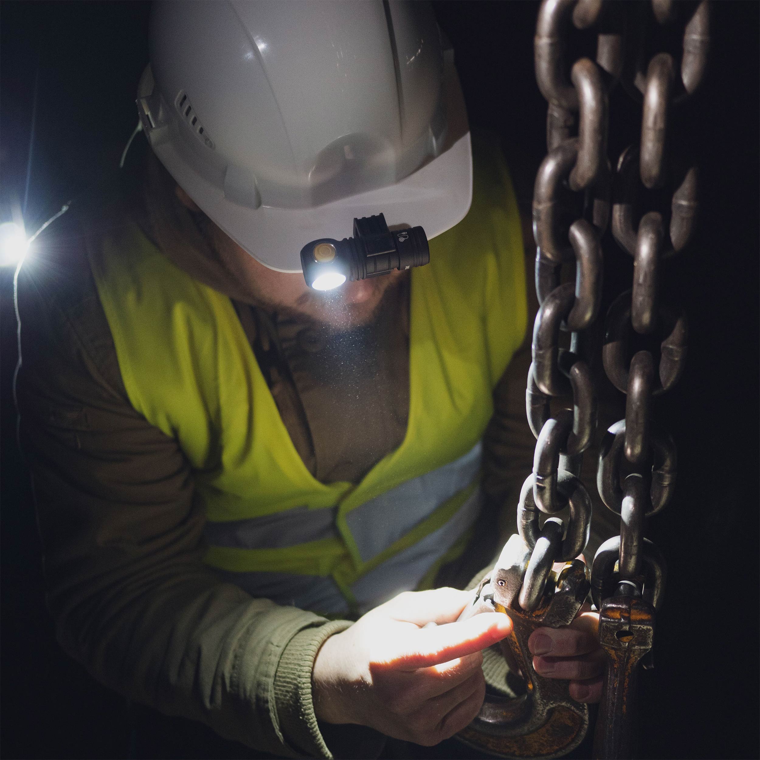 Čelová a úhlová svítilna Armytek Wizard C1 Pro Magnet USB Yellow PCB - 930 lumenů