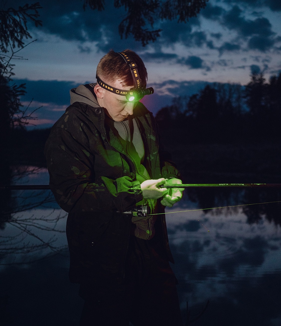 Čelová a úhlová svítilna Armytek Wizard C2 WG Magnet USB White PCB - 1100 lumenů