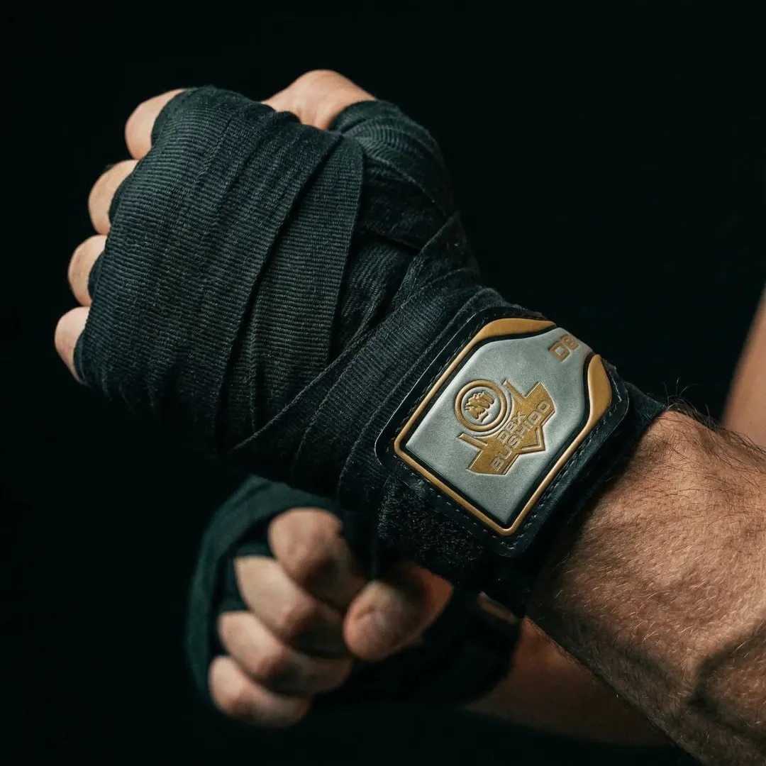 Elastické boxerské bandáže DBX Bushido 4 m - černé/zlaté