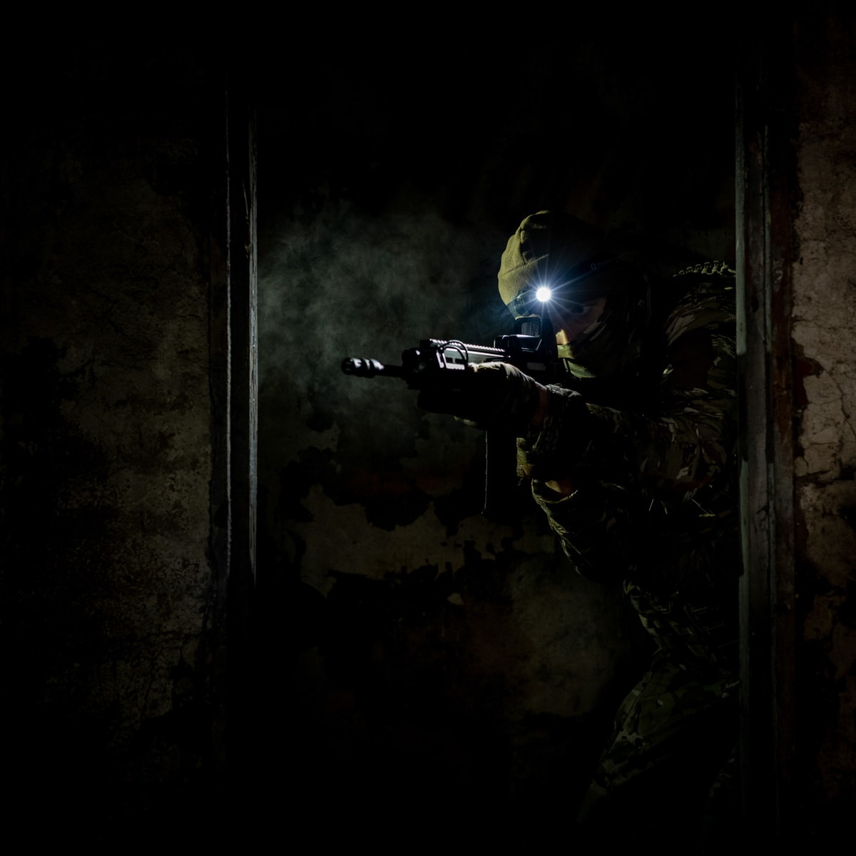 Svítilna čelová a úhlová Olight Perun 2 Mini Cool White Black s páskem - 1100 lumenů