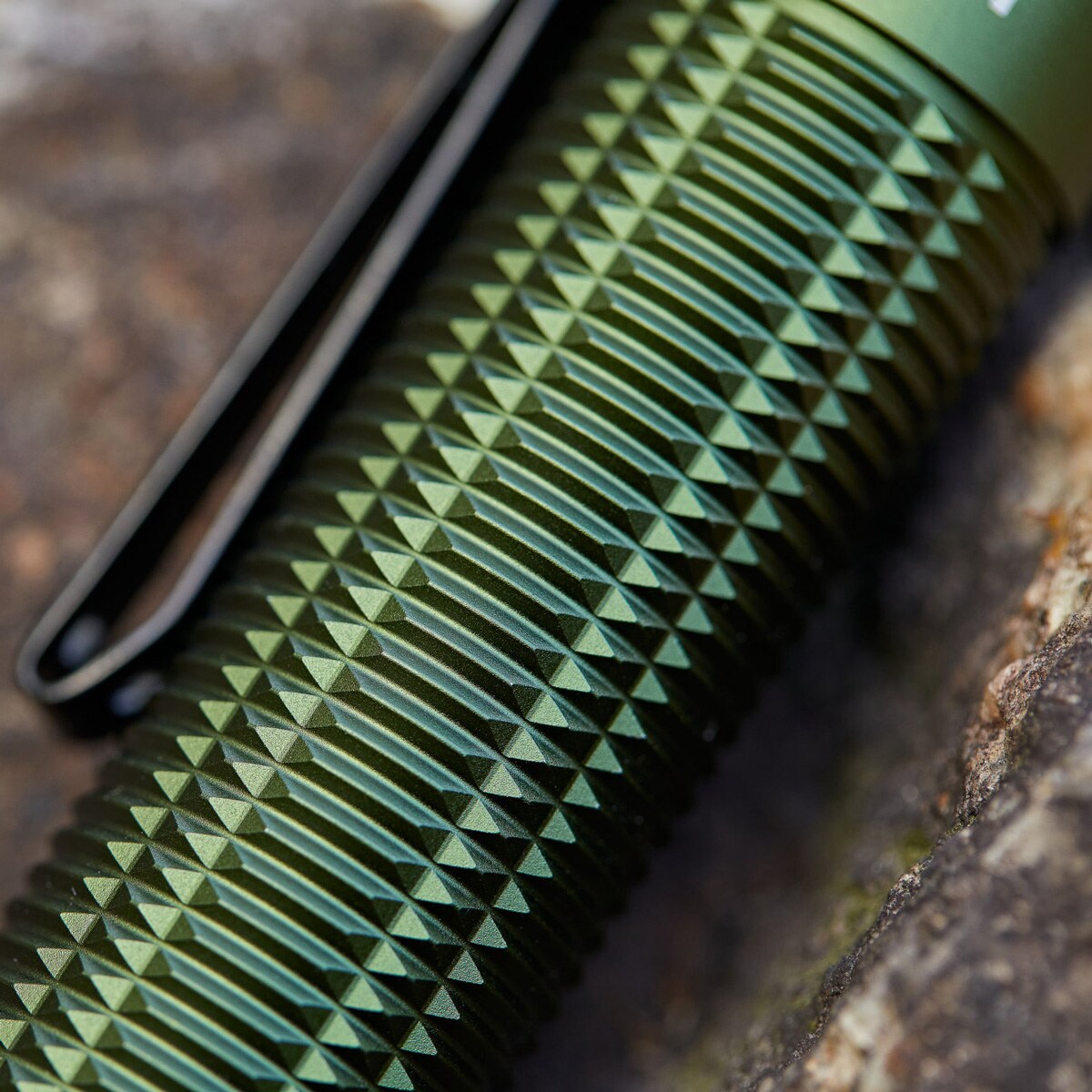 Akumulátorová svítilna Olight Baton 3 Pro Max Cool White OD Green - 2500 lumenů