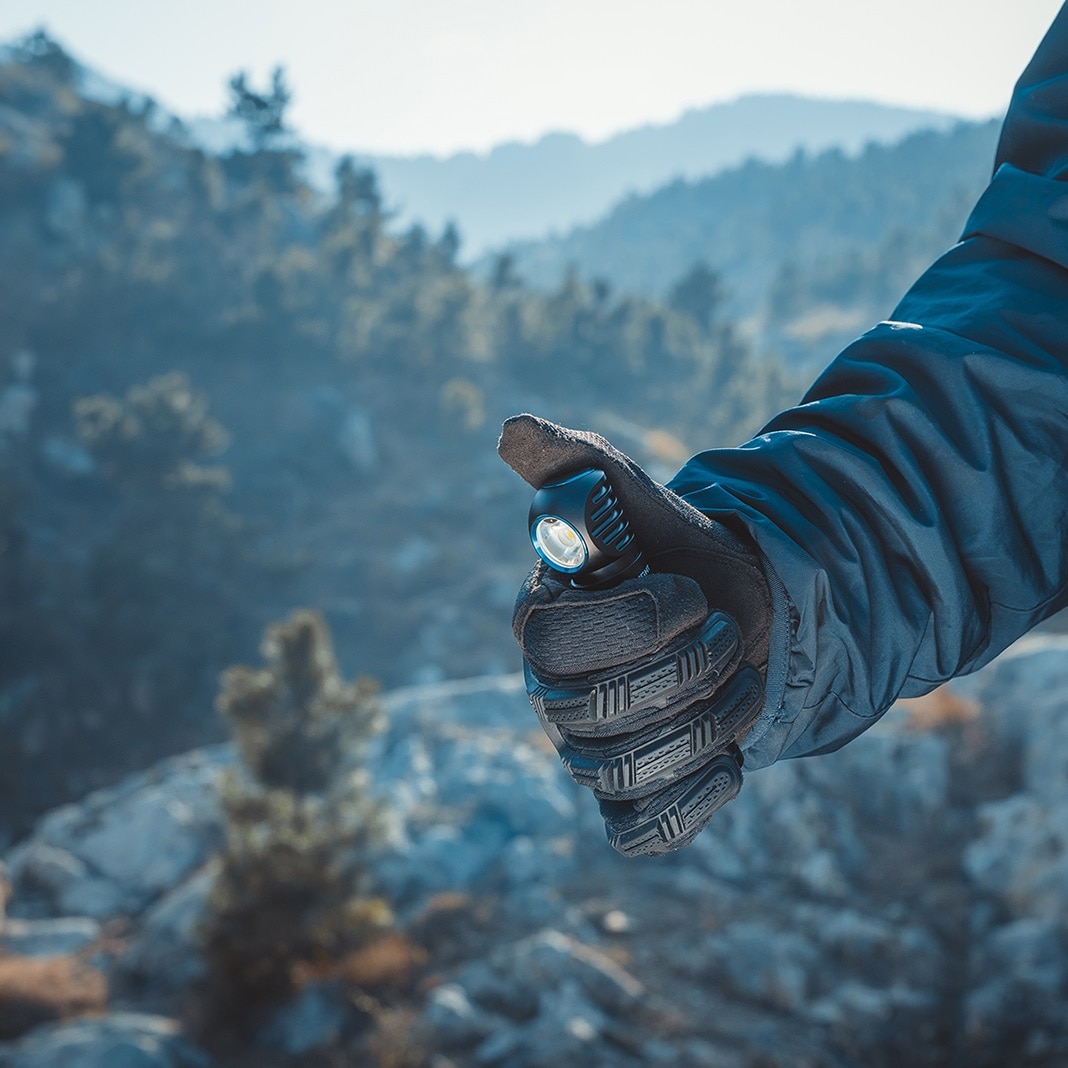 Svítilna čelová a úhlová Olight Perun 2 Cool White Kit Black s páskem - 2500 lumenů