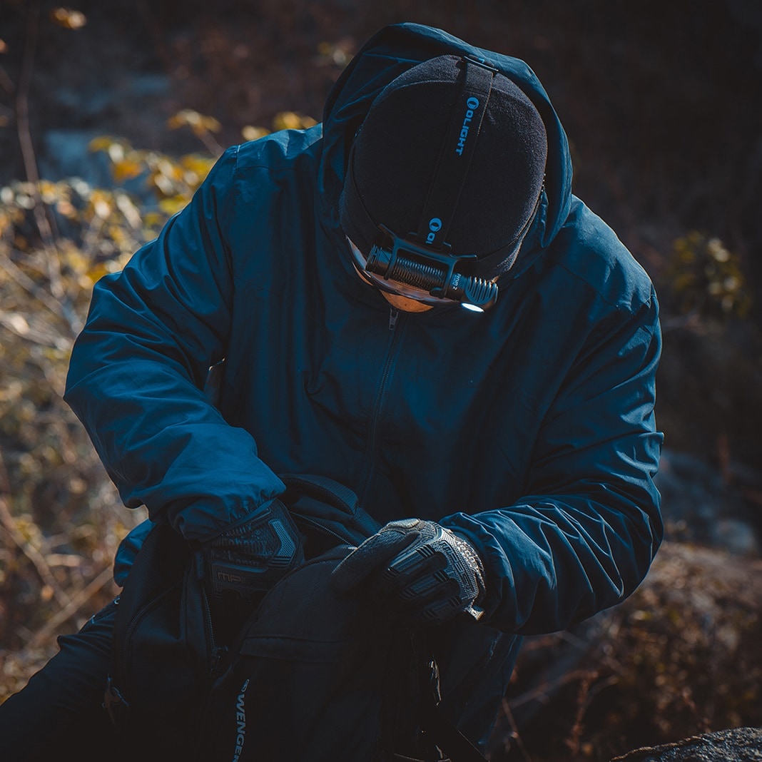 Svítilna čelová a úhlová Olight Perun 2 Cool White Kit Black s páskem - 2500 lumenů
