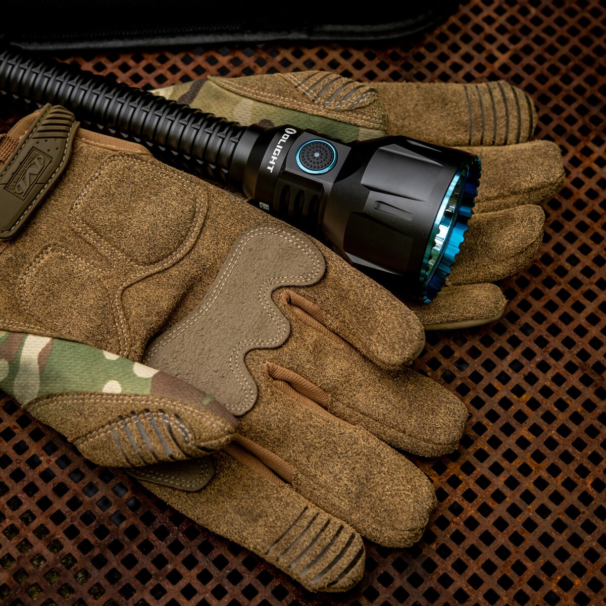 Taktická a pátrací svítilna Olight Javelot Turbo - dosah 1300 m