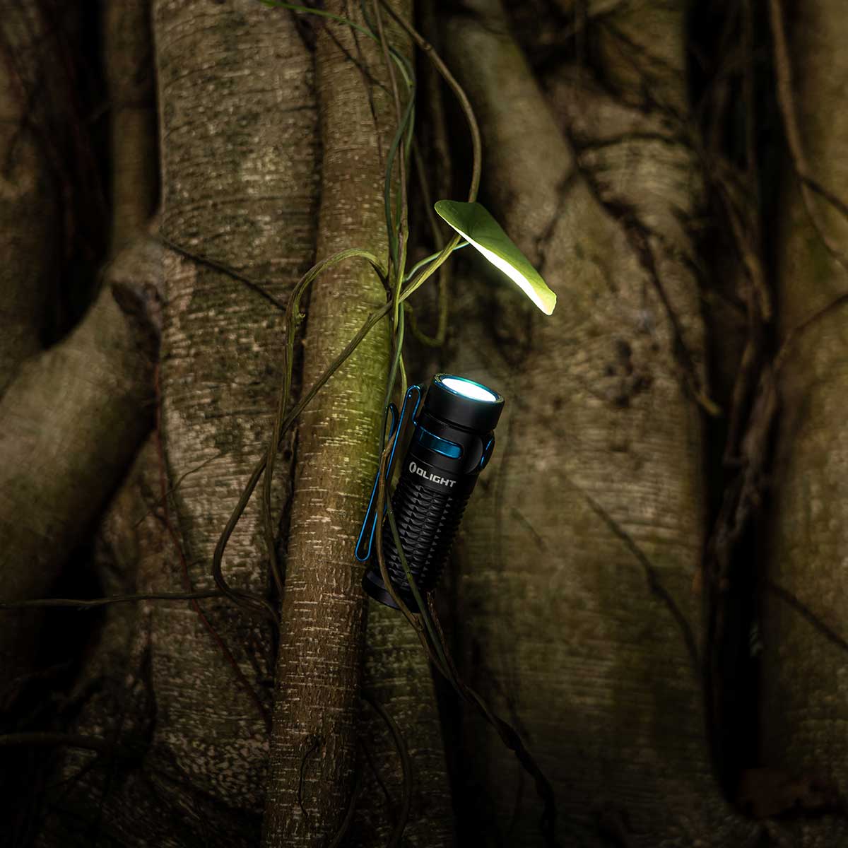 Akumulátorová svítilna Olight Baton 3 Premium Edition Black s bezdrátovým nabíjecím pouzdrem - 1200 lumenů