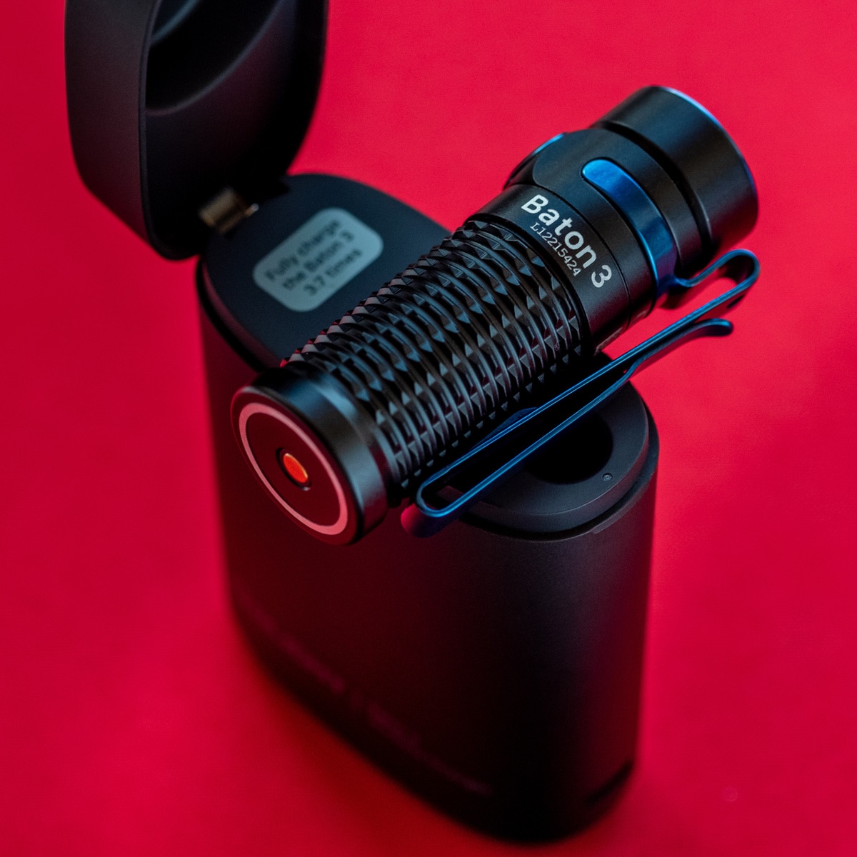 Akumulátorová svítilna Olight Baton 3 Premium Edition Black s bezdrátovým nabíjecím pouzdrem - 1200 lumenů