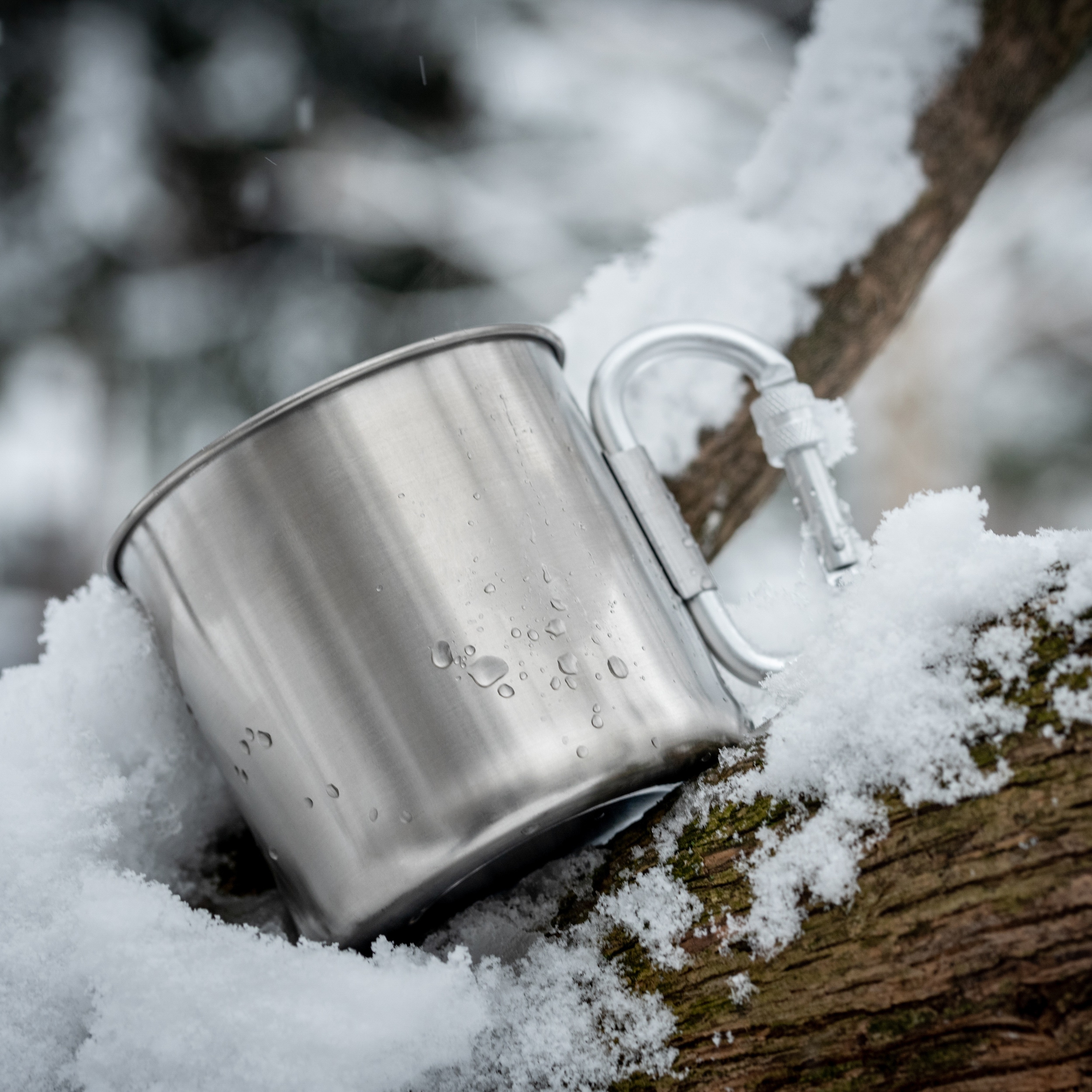 Ocelový hrnek Mil-Tec s karabinou 500 ml