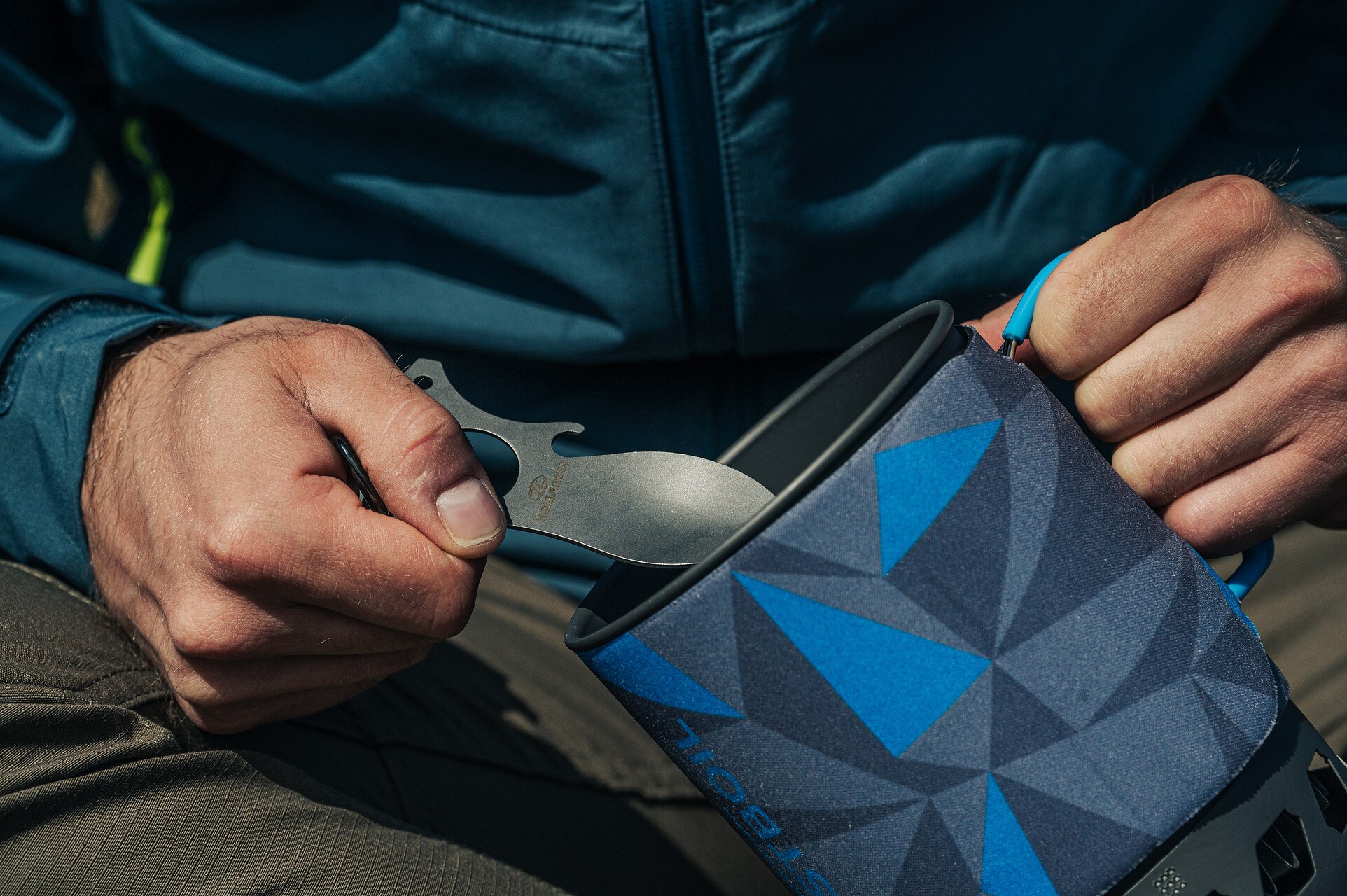 Příborový set Highlander Outdoor Foon 5 in 1 Tool s karabinou