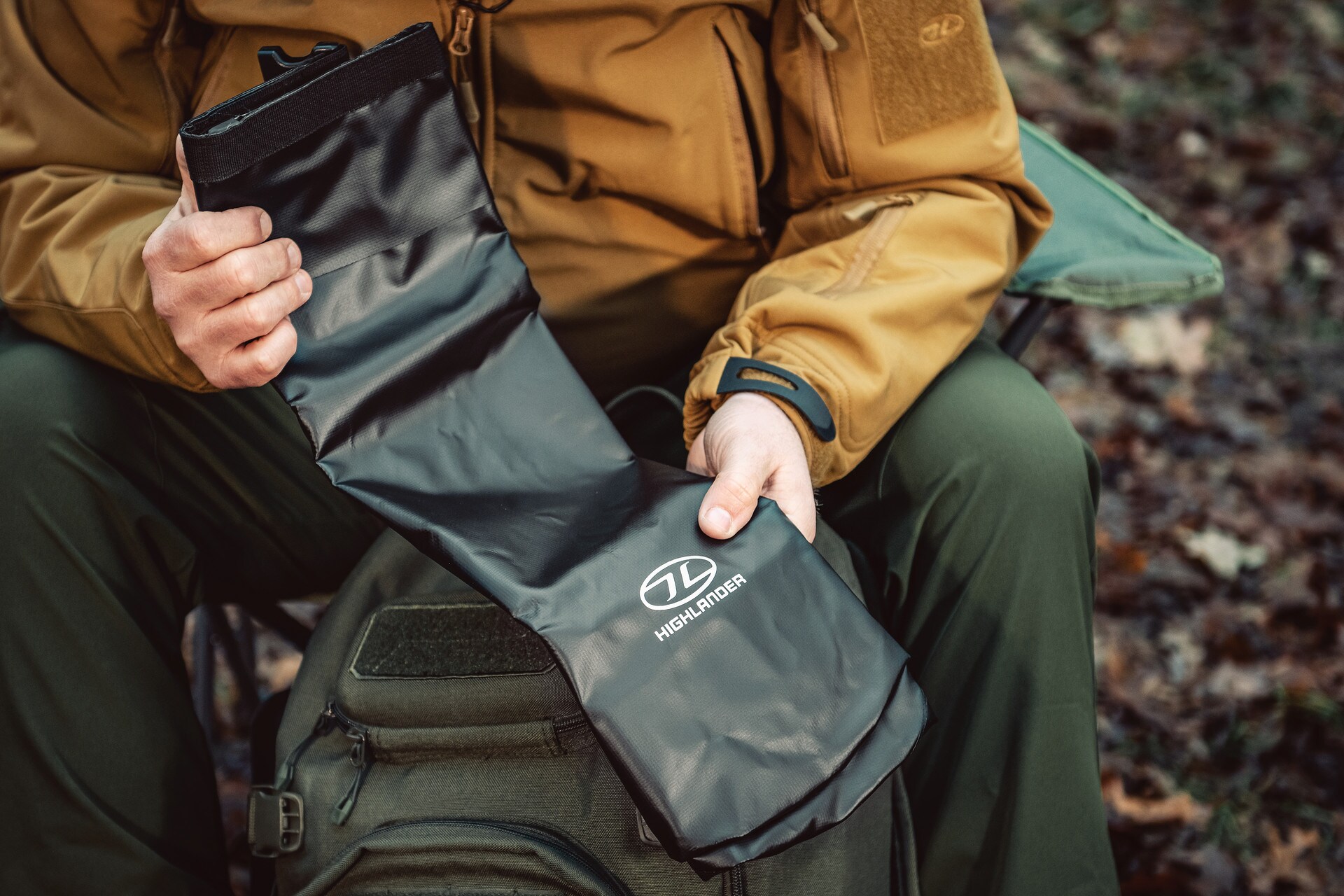 Vodotěsný vak Highlander Outdoor Tri Laminate PVC Drybag Small 16 l - Black