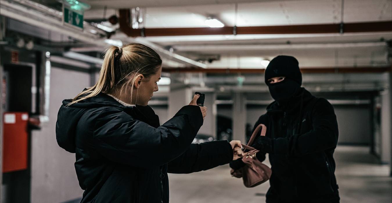 Nutná obrana a krajní nouze – jaký je rozdíl a kdy se smíte bránit?