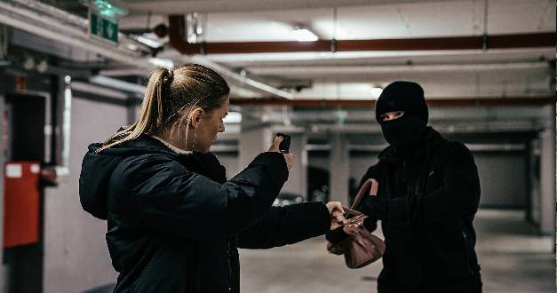 Nutná obrana a krajní nouze – jaký je rozdíl a kdy se smíte bránit?