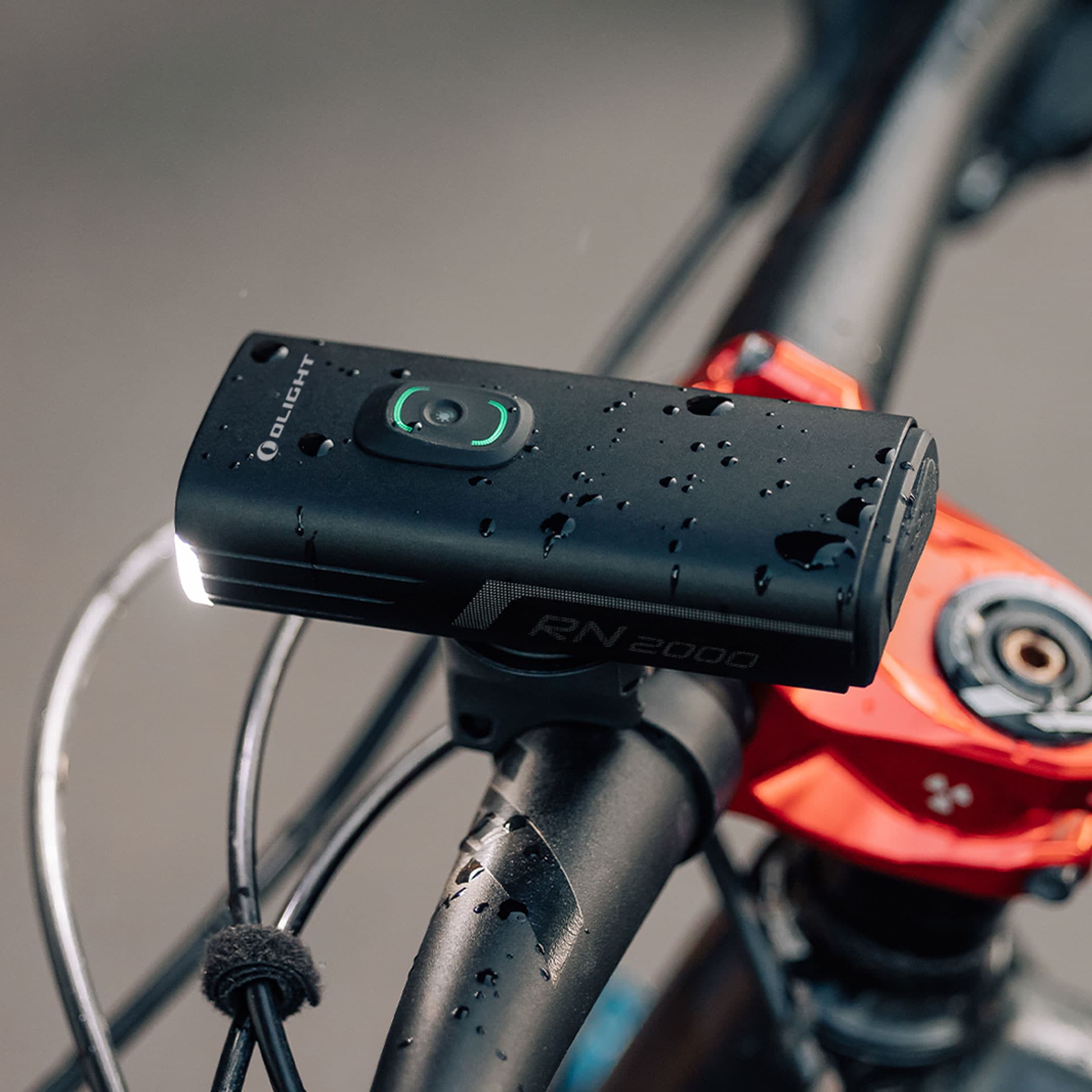 Olight - RN 2000 -  Vorderes Fahrradlicht mit Halterung - 2000 Lumen