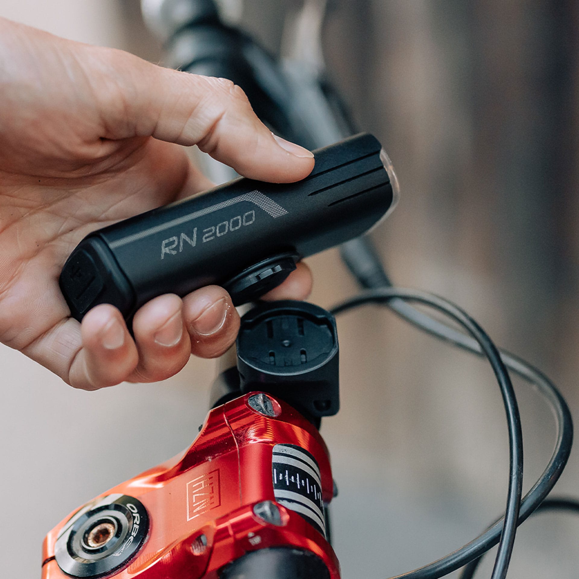 Olight - RN 2000 -  Vorderes Fahrradlicht mit Halterung - 2000 Lumen